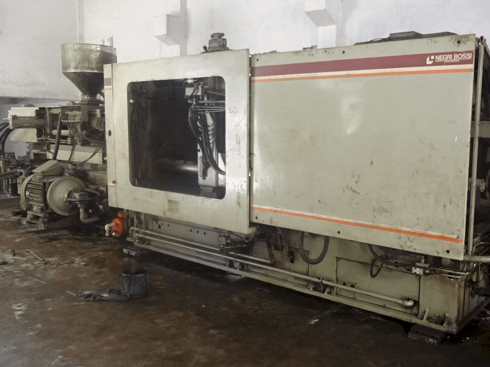 Negri Bossi-maskinen sedd från högerNB 700