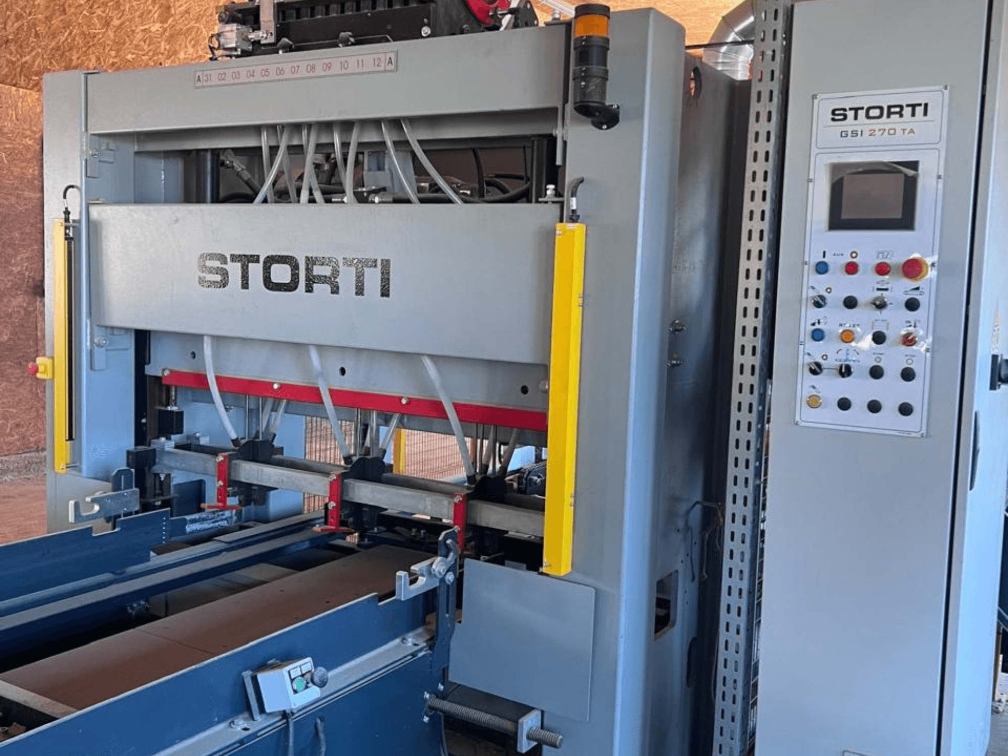 STORTI GSI 170-270 TA9 träproduktionslinje, framifrån sett med kontrollpanel och hydrauliska pressmekanismer.