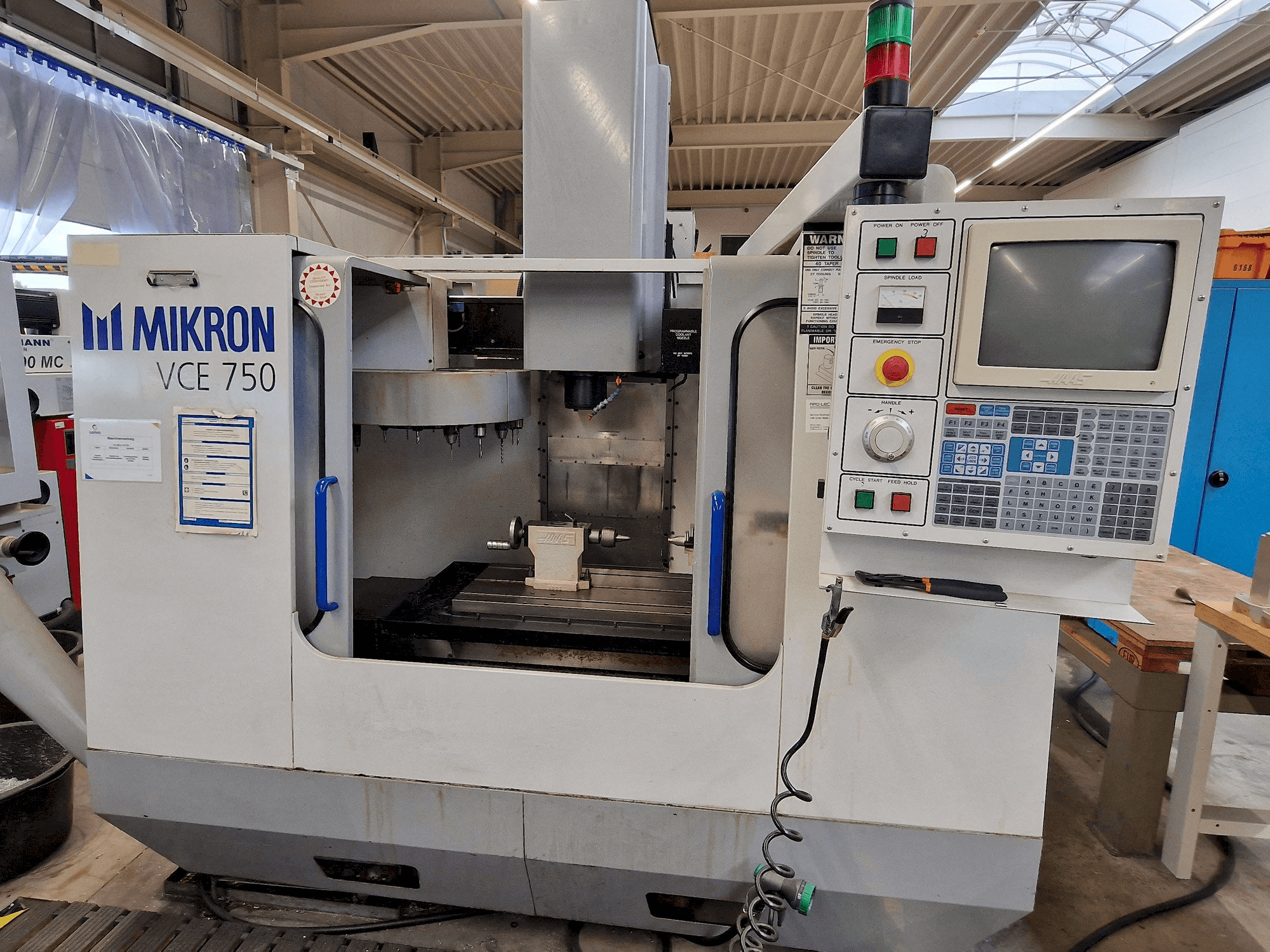 MIKRON Vce 750-maskinen framifrån
