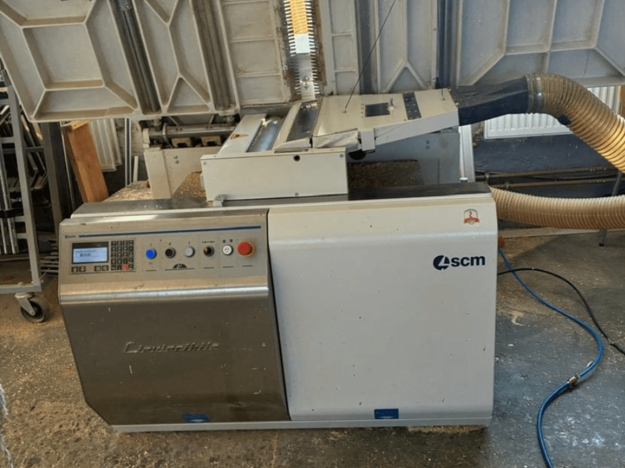 SCM Centauro kantlistningsmaskin framifrån, med kontrollpanel, sugslang och öppet arbetsområde för kantapplicering.