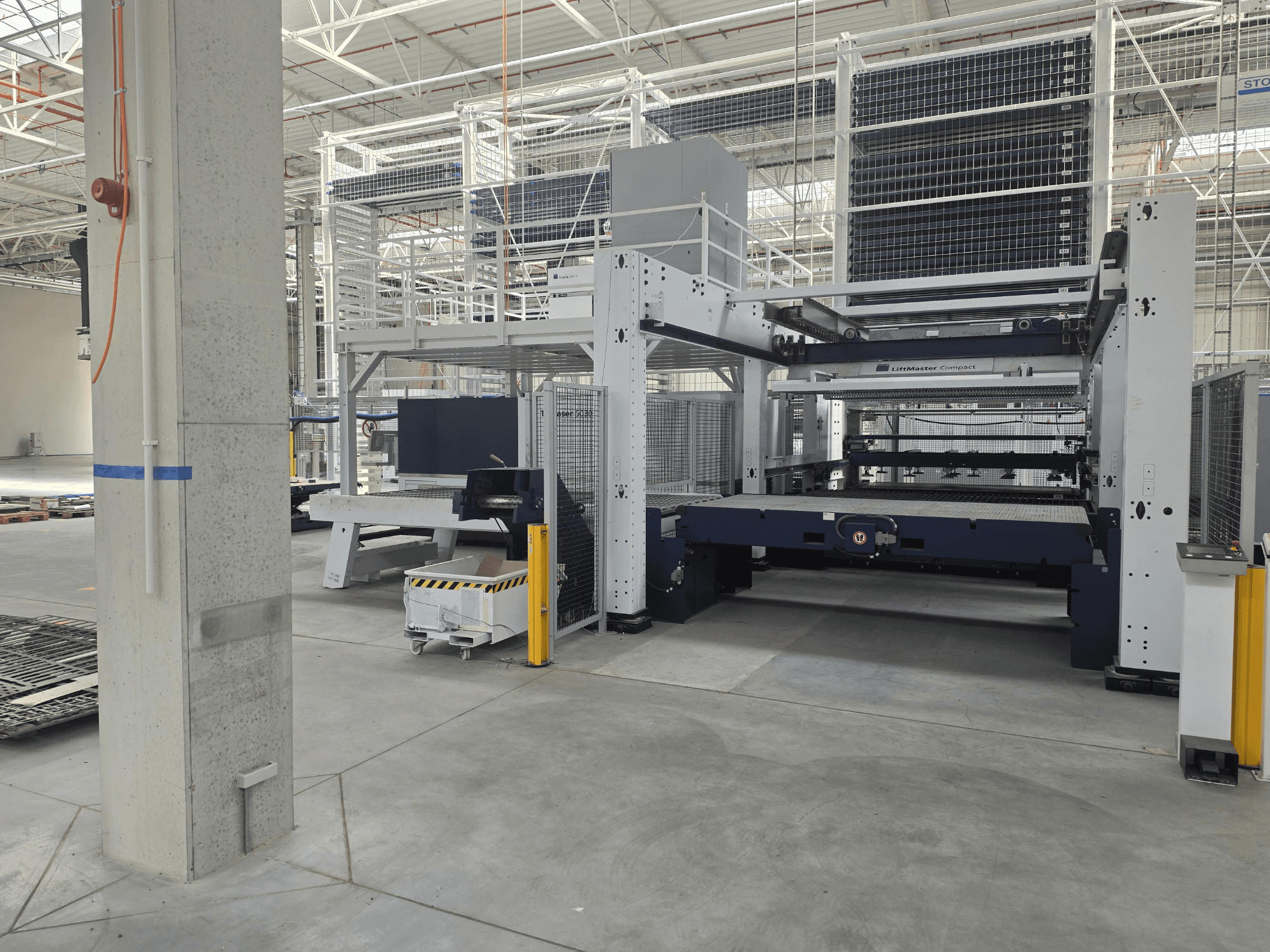 TRUMPF TruLaser 5030 fiber L76 FMC – framifrån, där fiberlaserskärmaskinen visas i en rymlig industriell miljö.