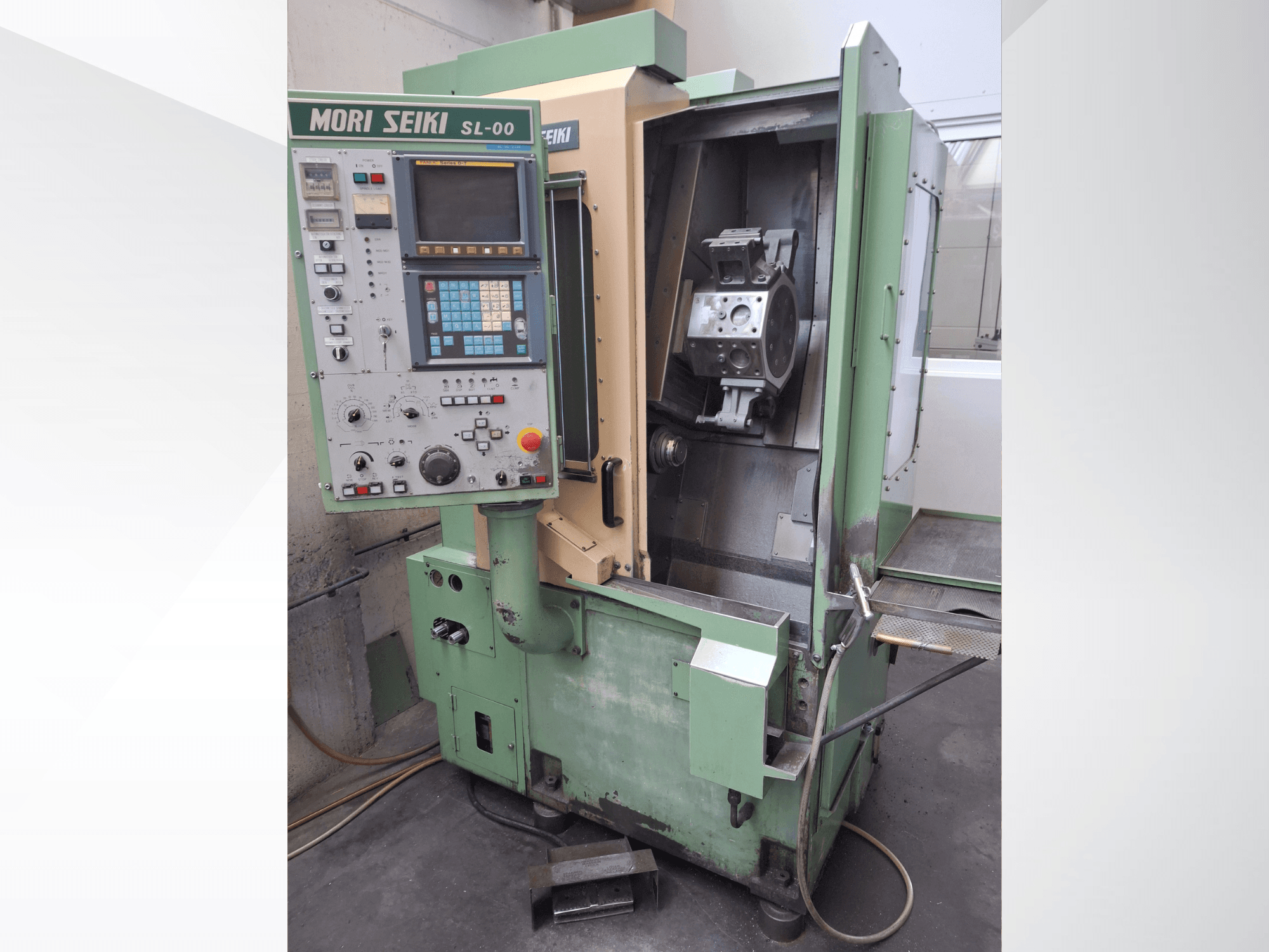 Horisontell svarv DMG Mori Seiki SL-00, med kontrollpanel och öppen frontvy av arbetsområdet med ett synligt arbetsstycke.