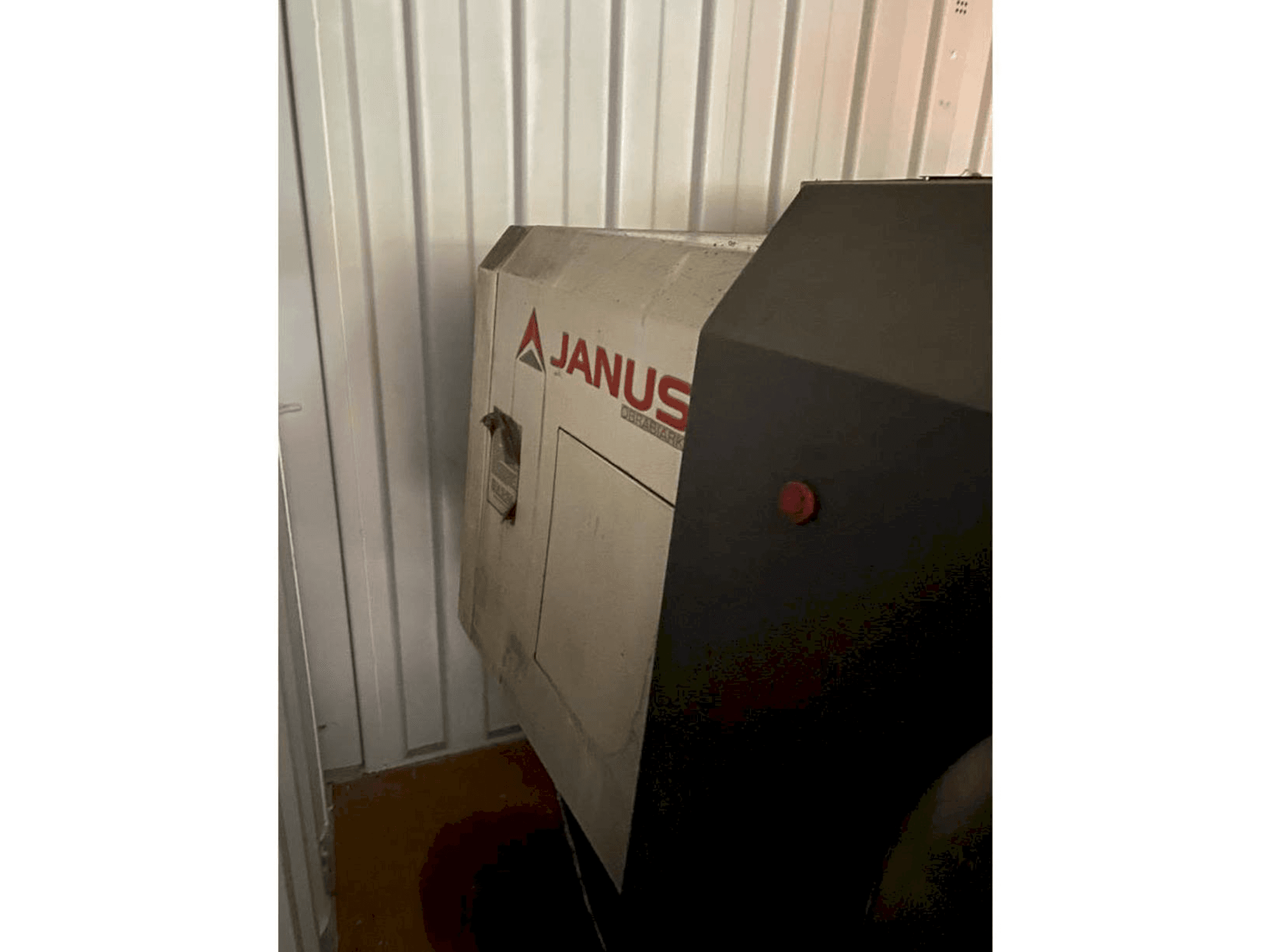 JANUS TK610/1350 CNC-maskinen framifrån