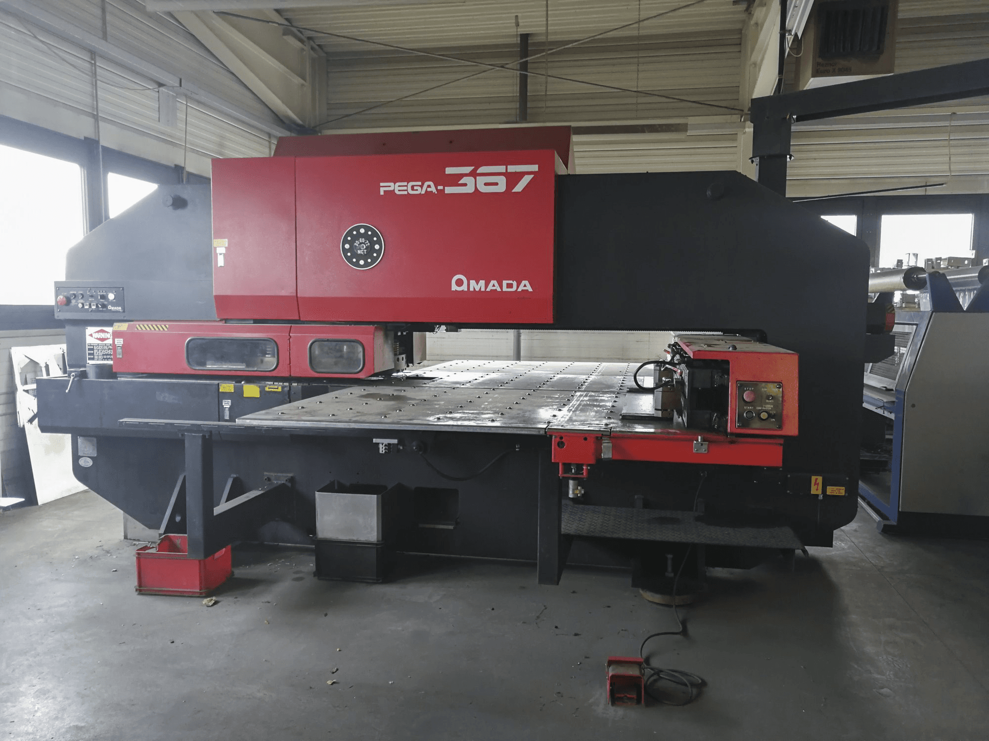 AMADA-maskinen framifrånPEGA 367