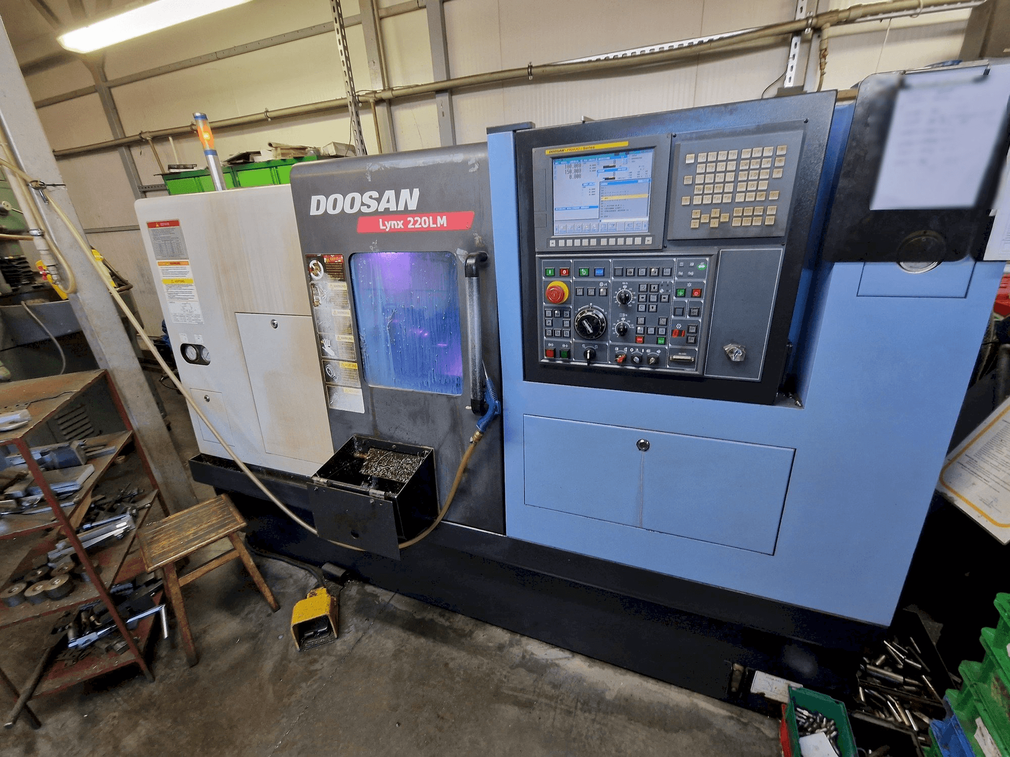 Doosan LYNX 220 LMC-maskinen framifrån