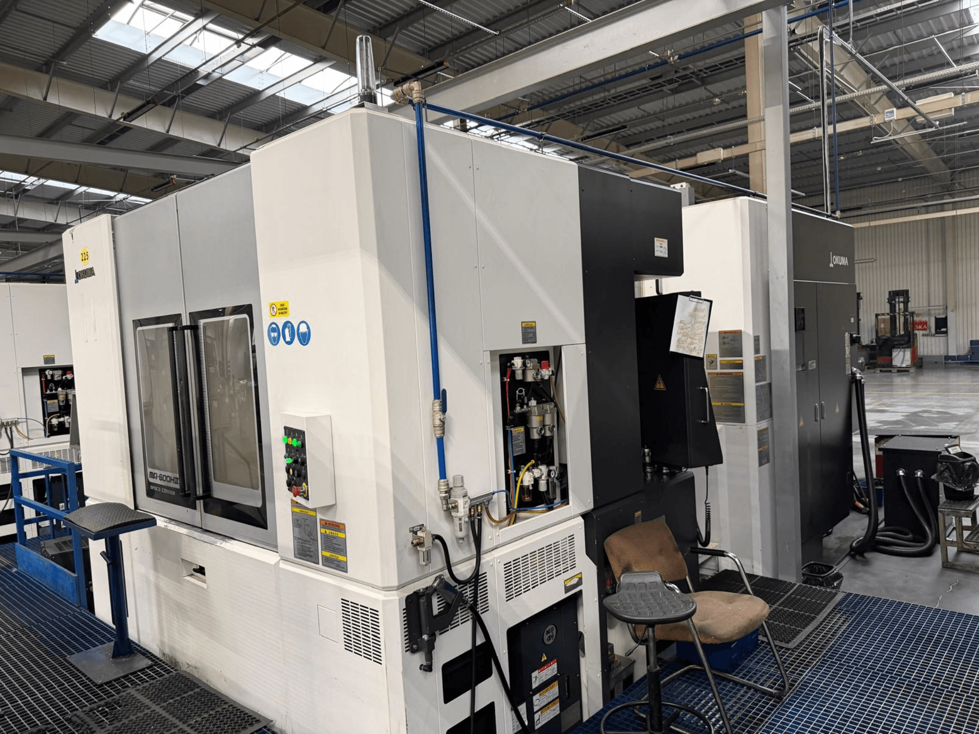Okuma MA 600H II horisontell fleroperationsmaskin, framifrån, med kontrollpanel och driftindikatorer.