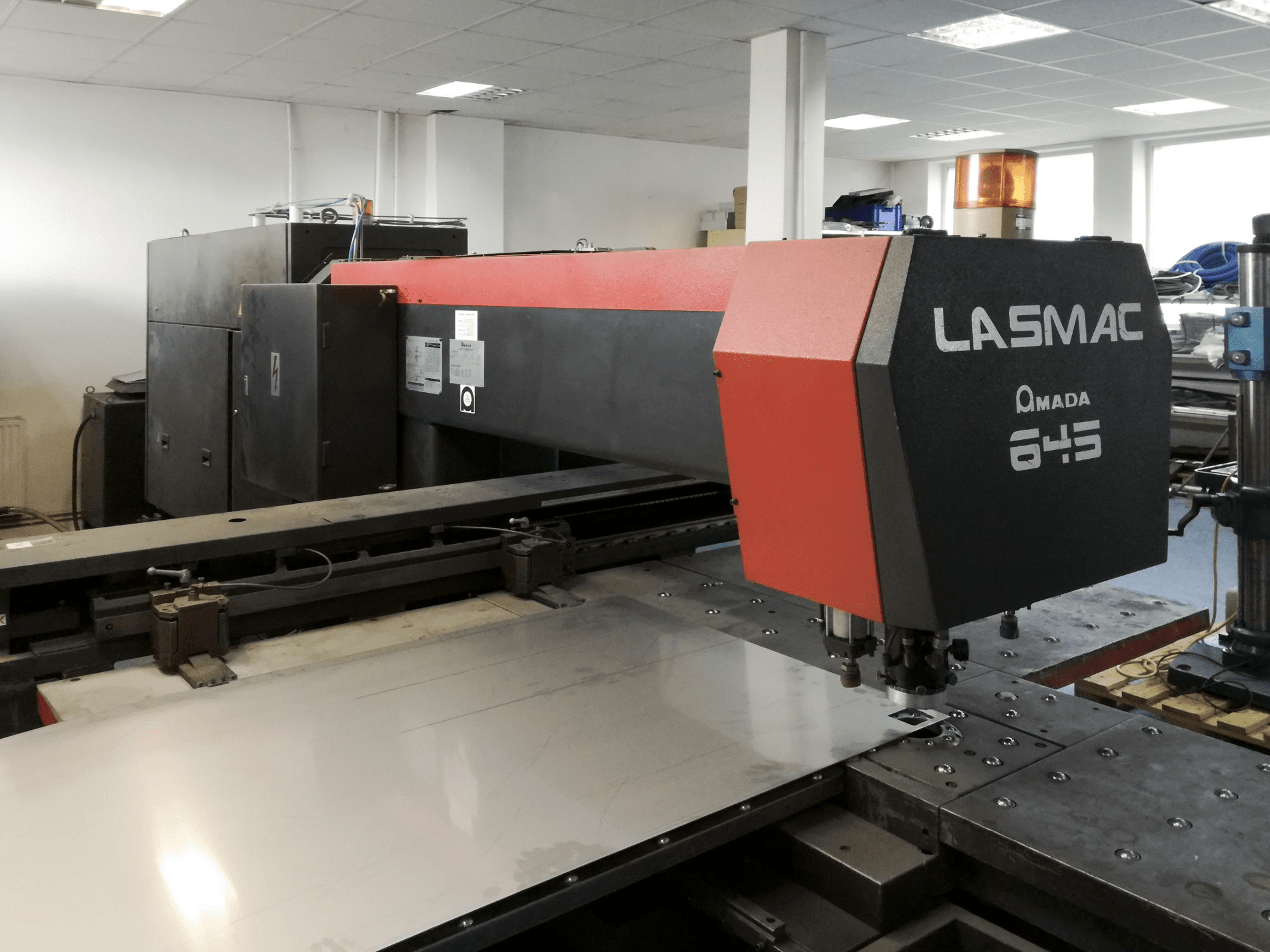 AMADA-maskinen sedd från vänsterLCE 645