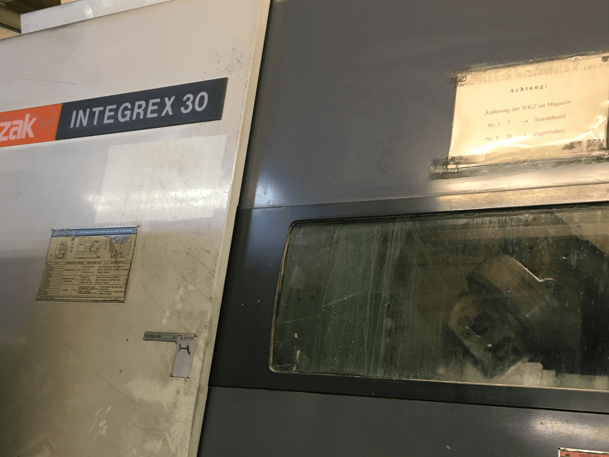 Mazak Integrex 30 Y Universal 1000 svarv- och fräscenter, framifrån sett, med manöverreglage och synliga verktyg inuti fönstret.