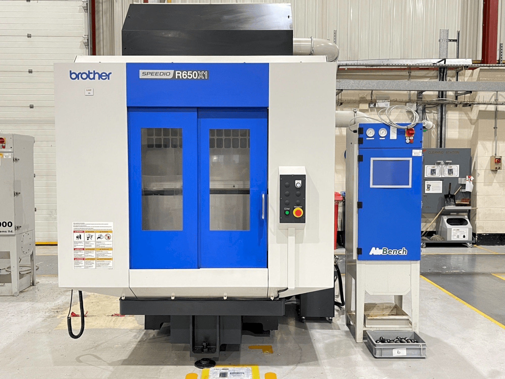 Brother SPEEDIO R650X1-maskinen framifrån