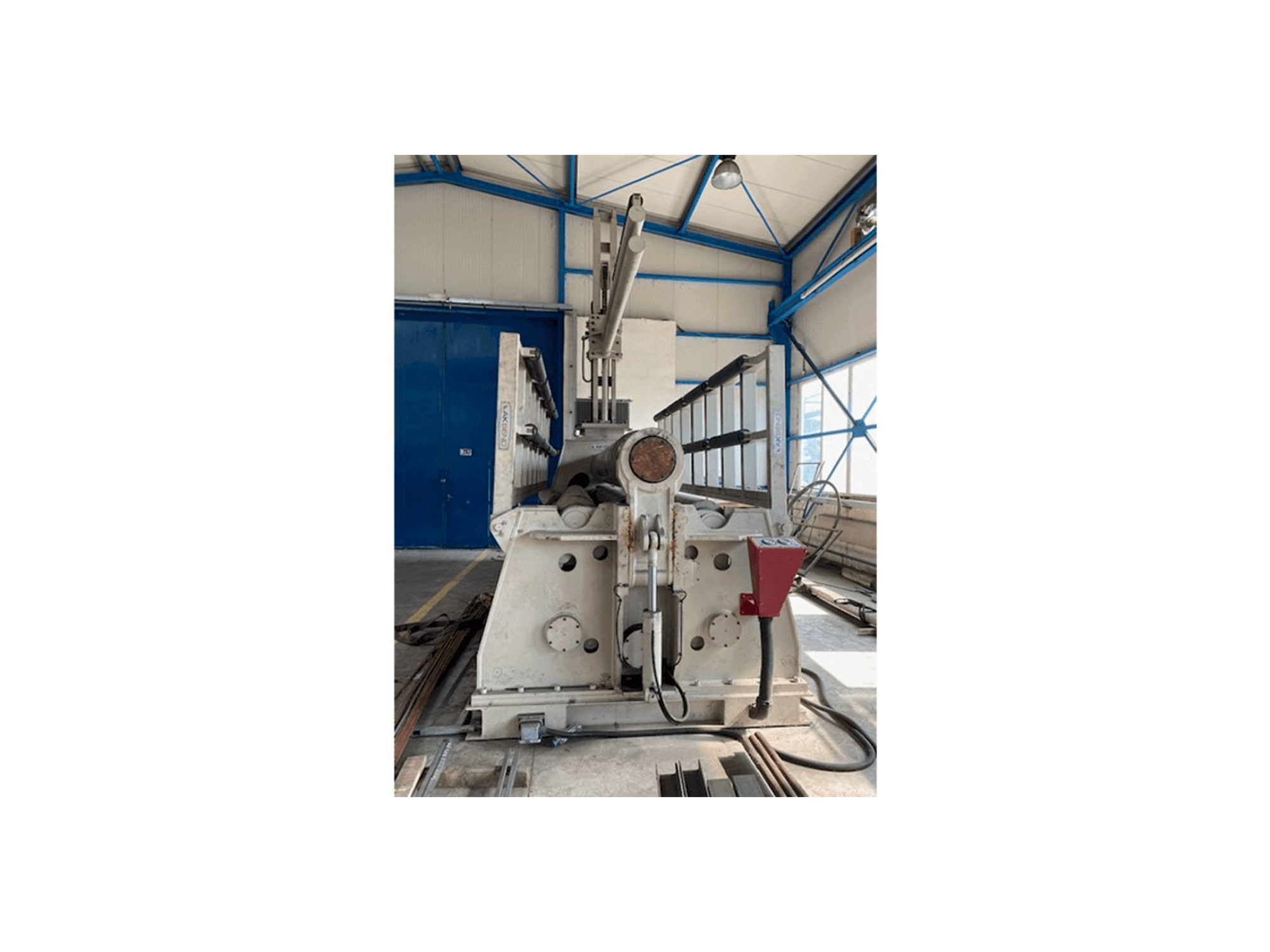 Akyapak AHS 4100/25-maskinen framifrån