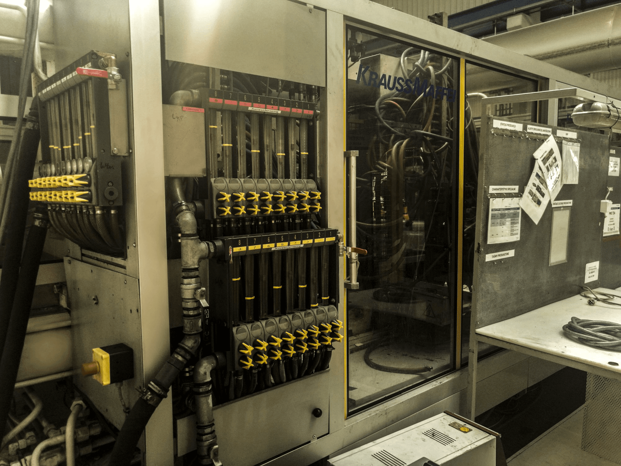 Krauss Maffei-maskinen framifrån800-8000 MC
