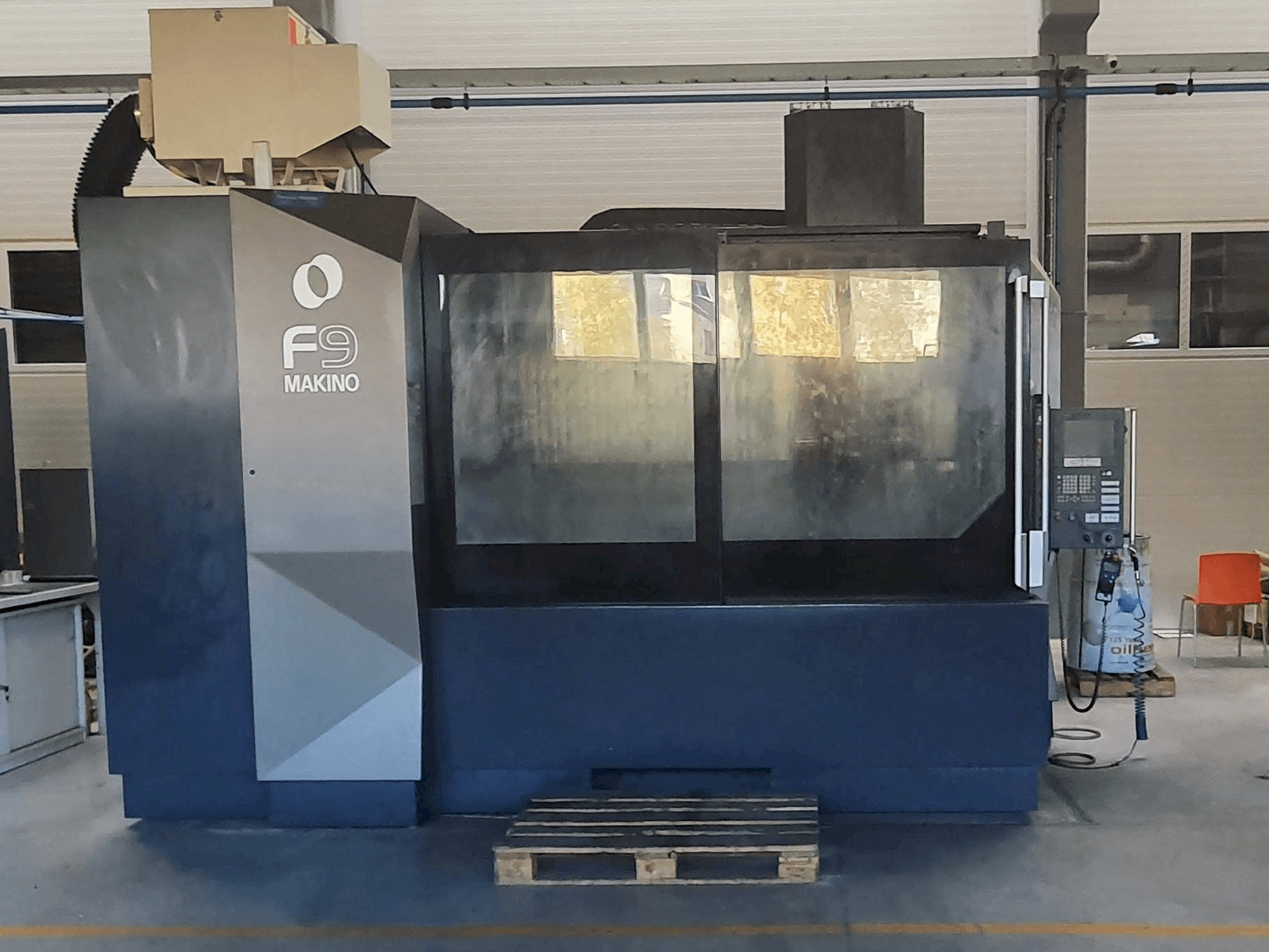 Makino F9-maskinen framifrån