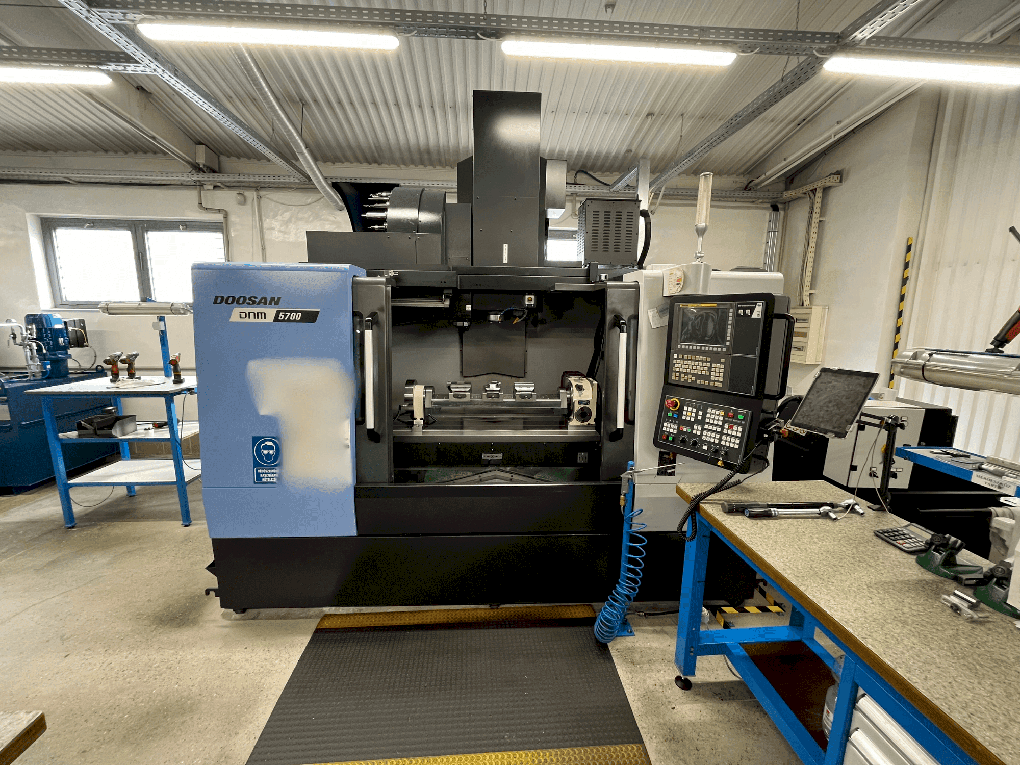 DOOSAN DNM 5700-maskinen framifrån