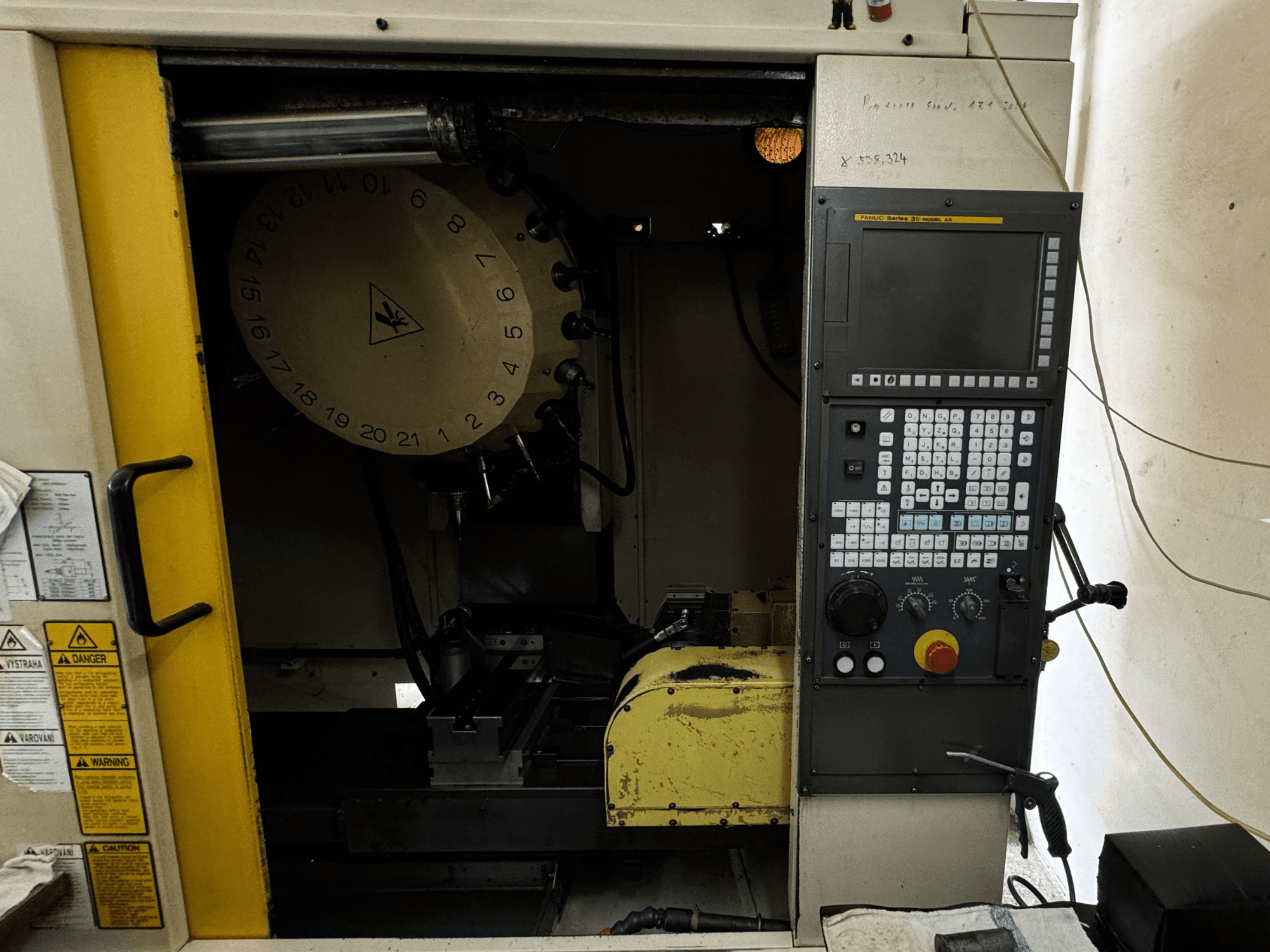 FANUC Robodrill alpha-T21iFL vertikal bearbetningscenter, framifrån med kontrollpanel och verktygsmagasin.