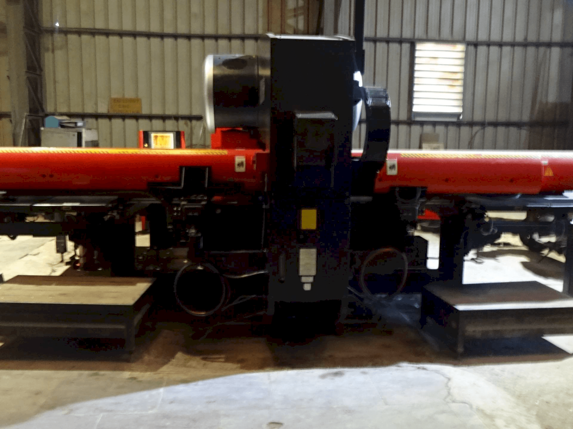 AMADA EM 2510 NT-maskinen framifrån