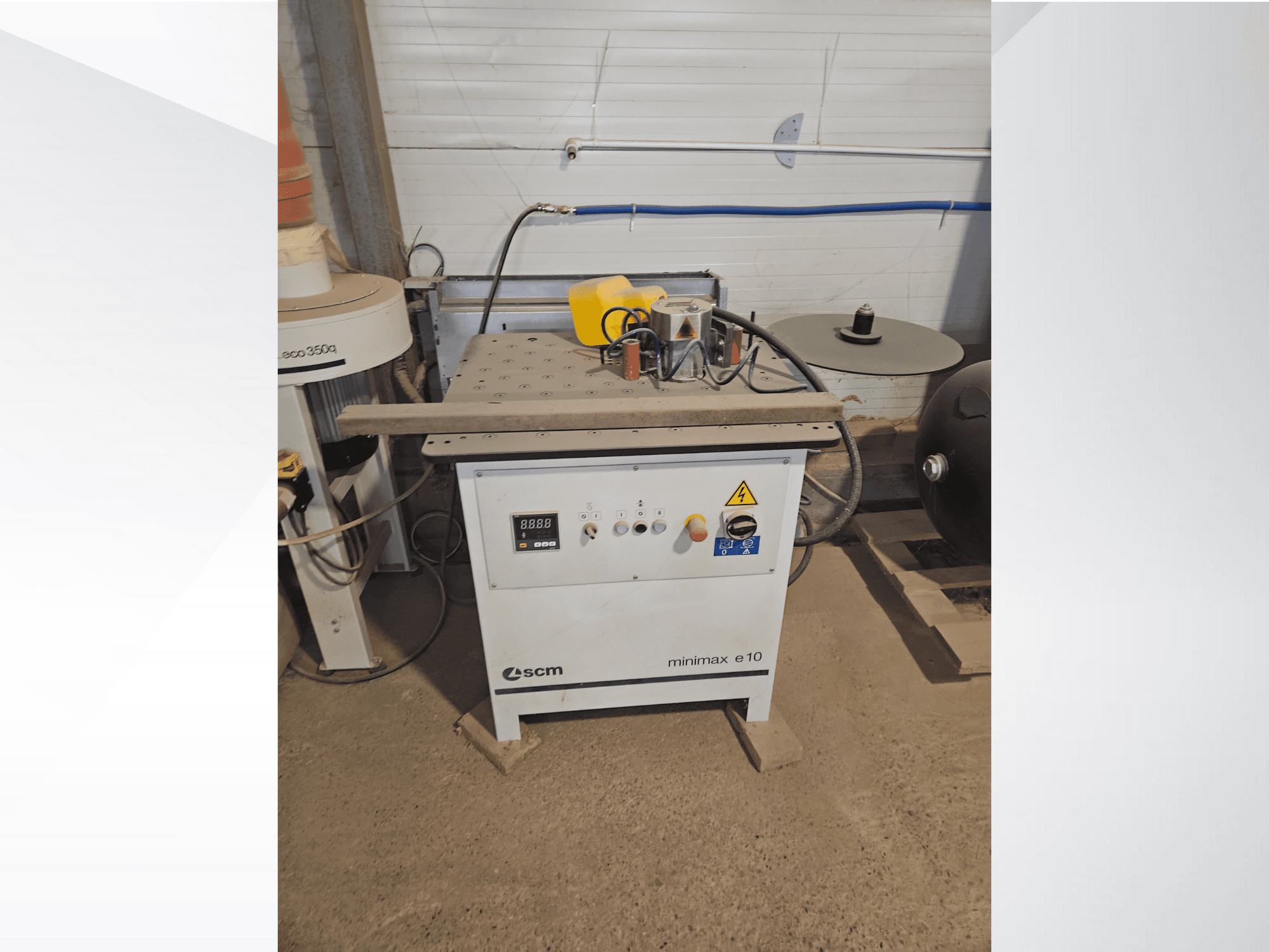 SCM Minimax E10 träbearbetningsmaskin, framifrån, med kontrollpanel, dammport och justerbar arbetsyta.