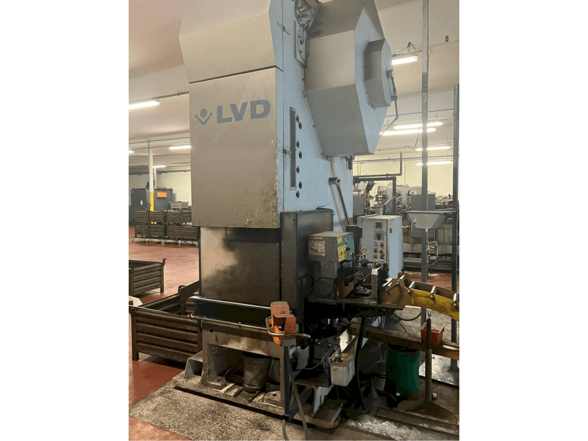 LVD DVDF 160T-maskinen framifrån