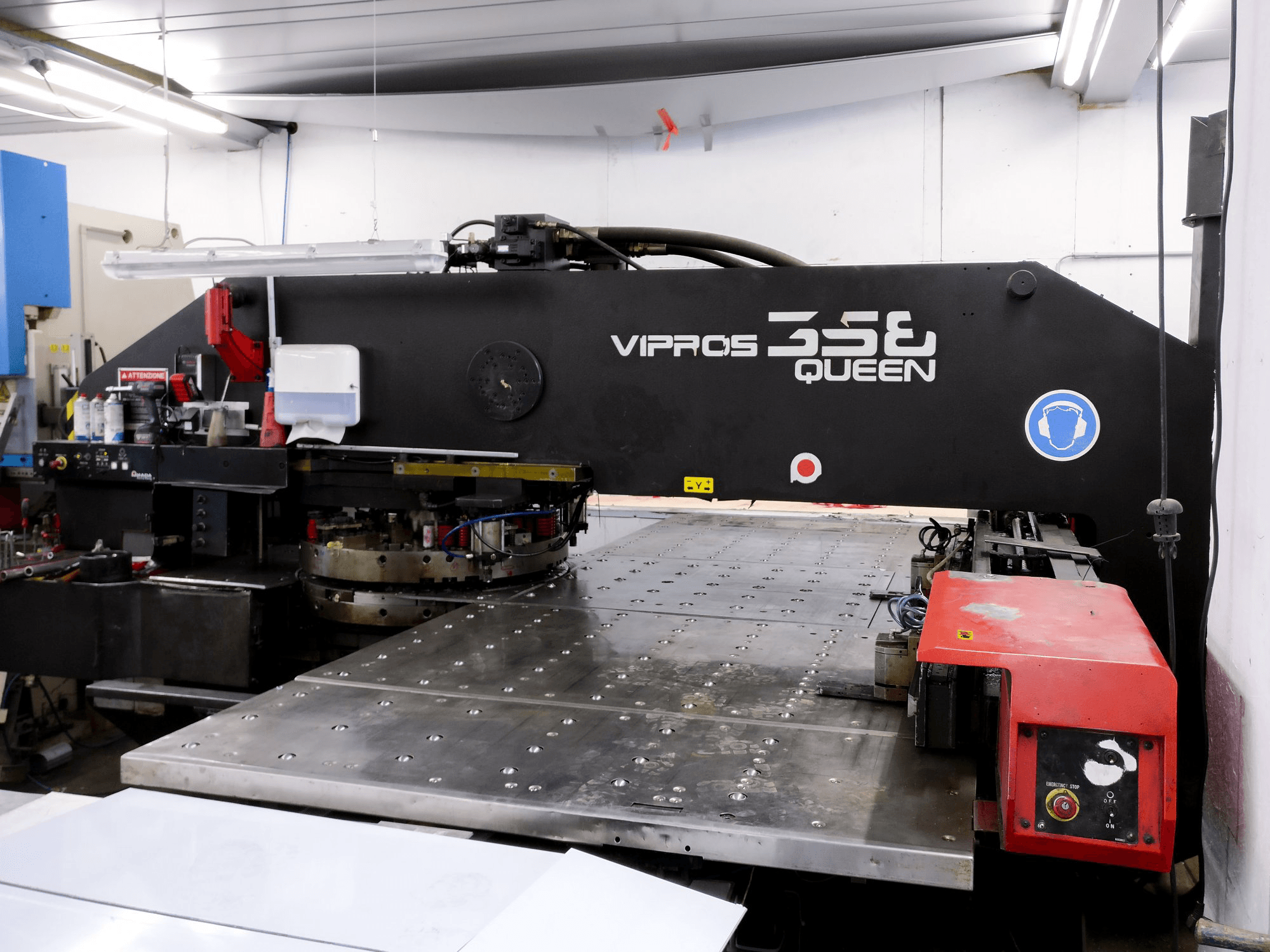 AMADA-maskinen sedd från högerVipros 358 QUEEN