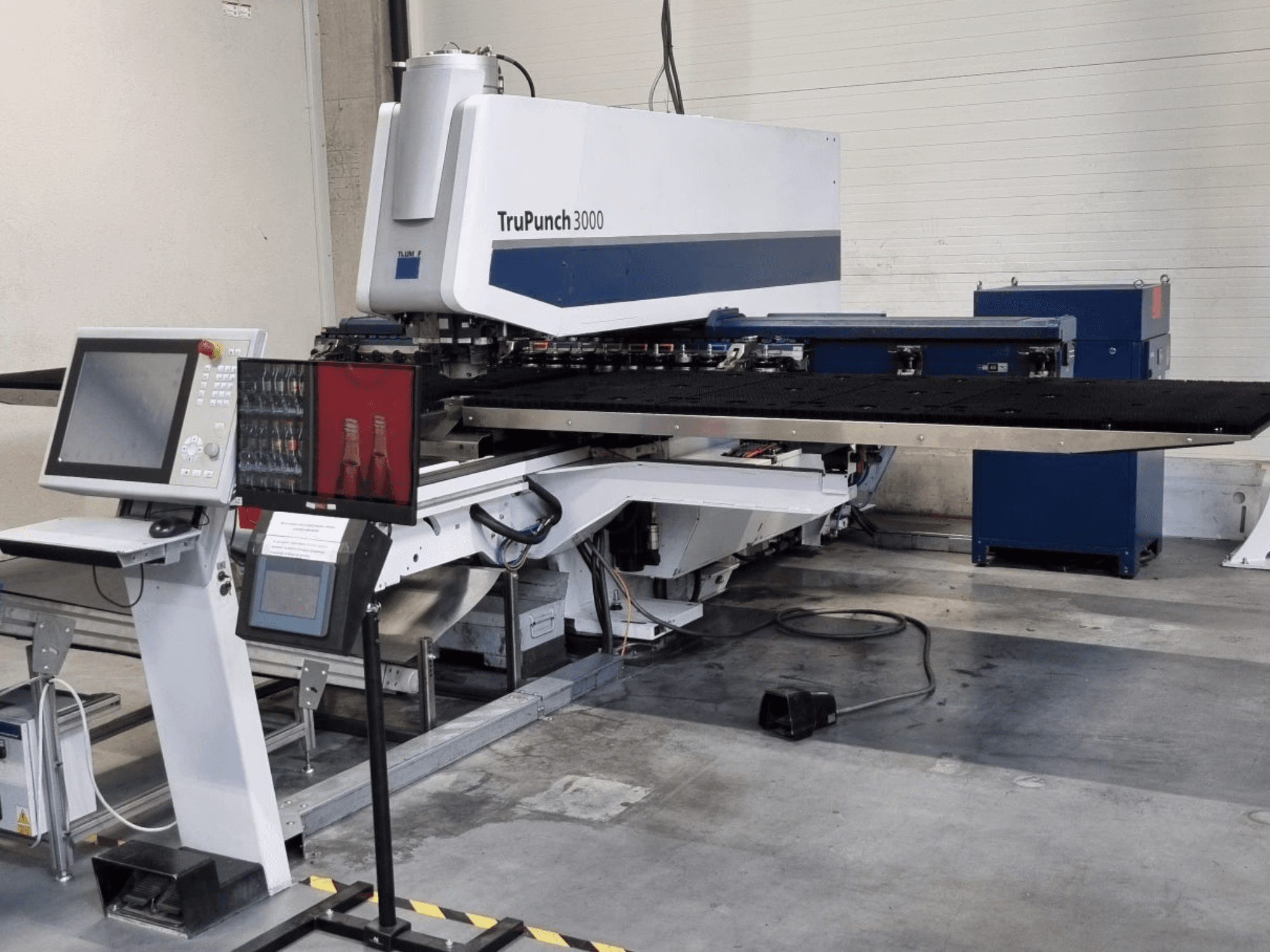 CNC-stansmaskin TRUMPF TruPunch 3000 sett framifrån, med kontrollpanel och stort stansbord.