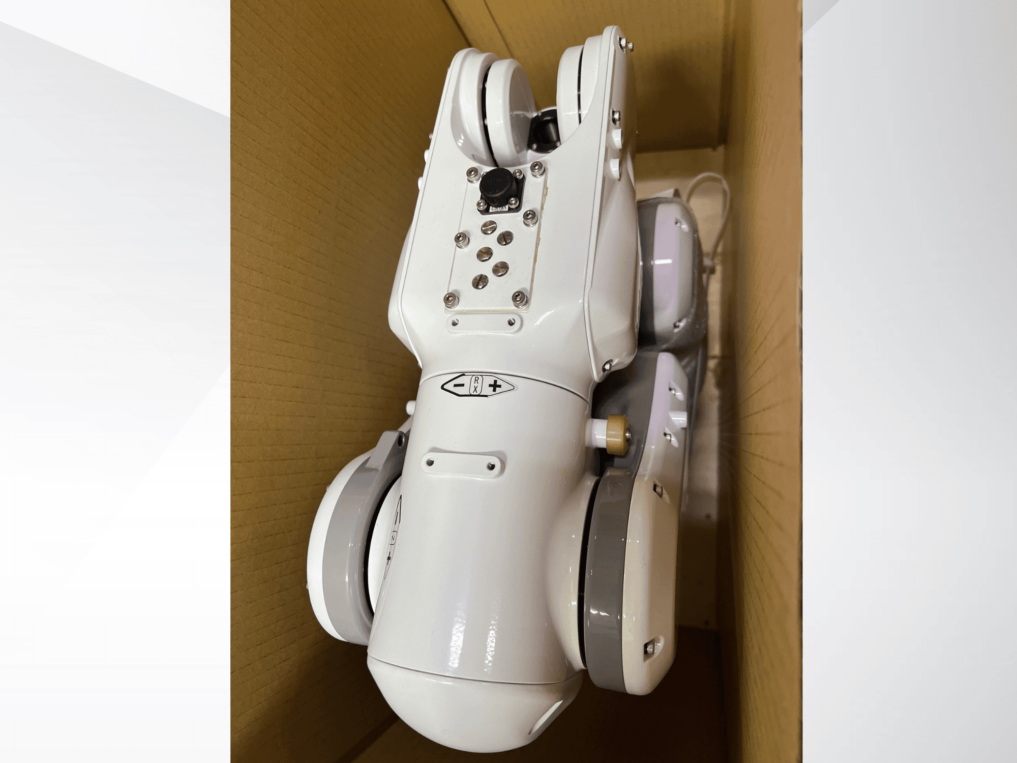 NACHI MZ04D robotarm sedd uppifrån, med sin eleganta vita design och kontrollpanel med knappar och indikatorer.