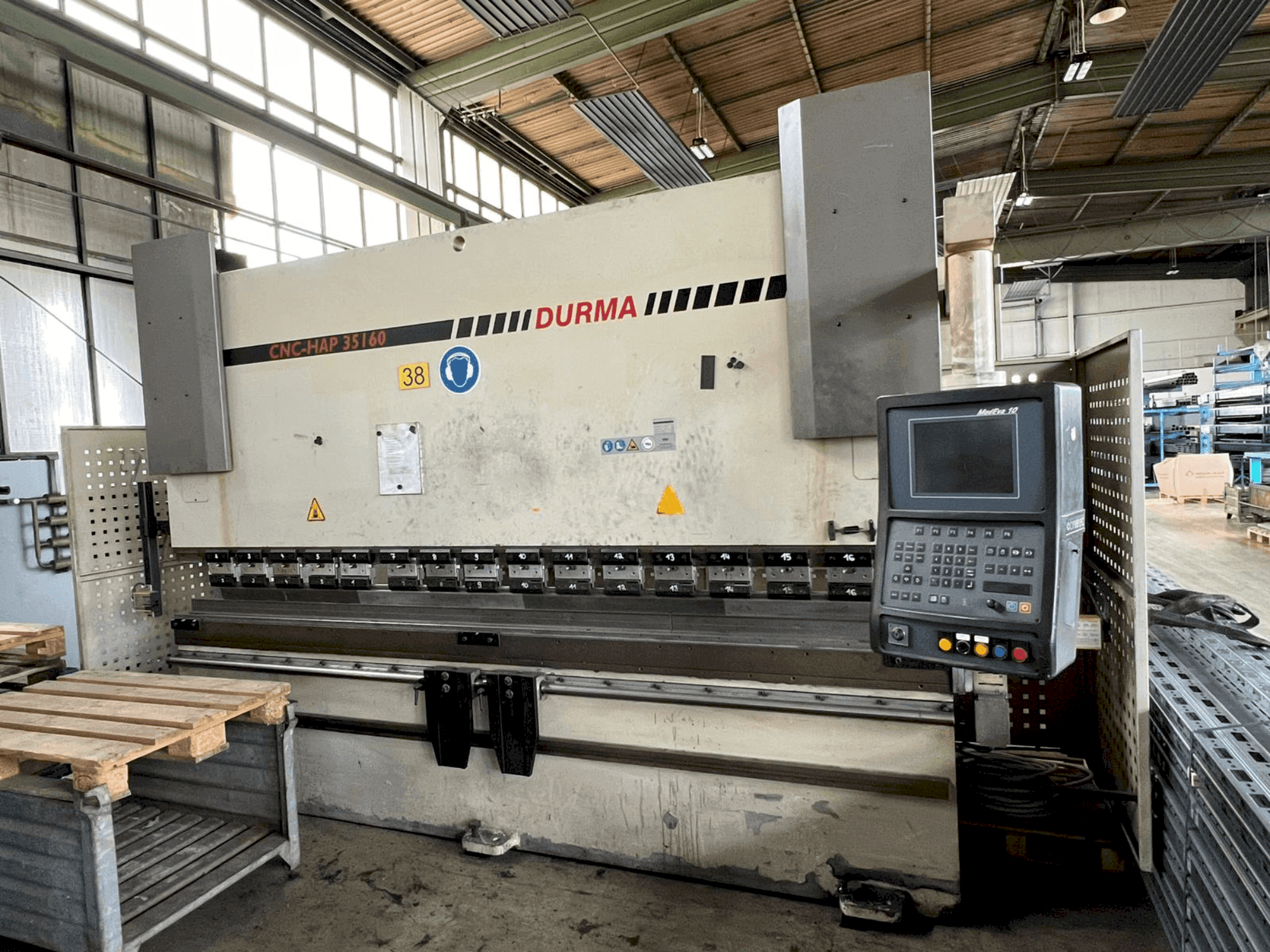 Durma CNC HAP 35160-maskinen framifrån