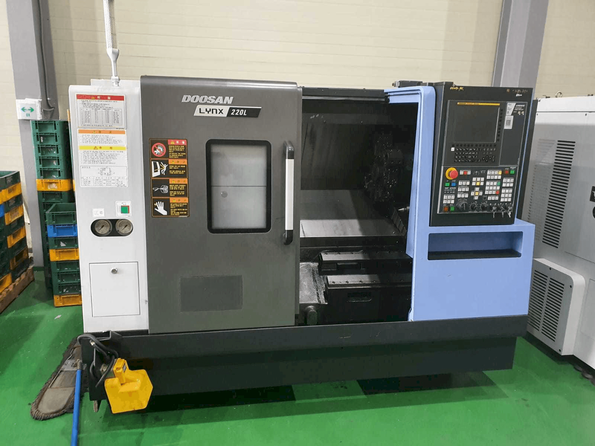 Doosan LYNX 220 LC-maskinen framifrån