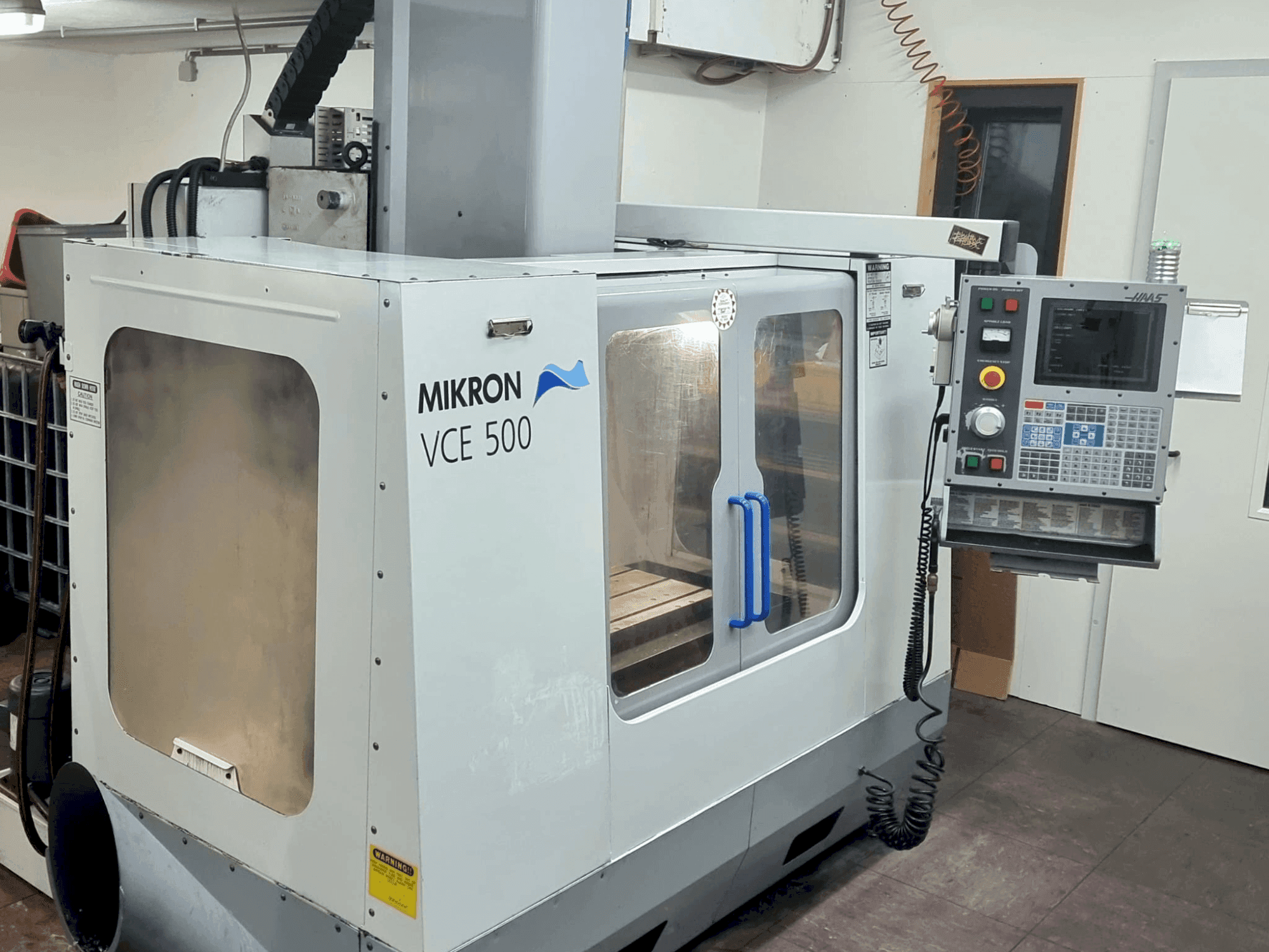 HAAS VCE 550-maskinen framifrån