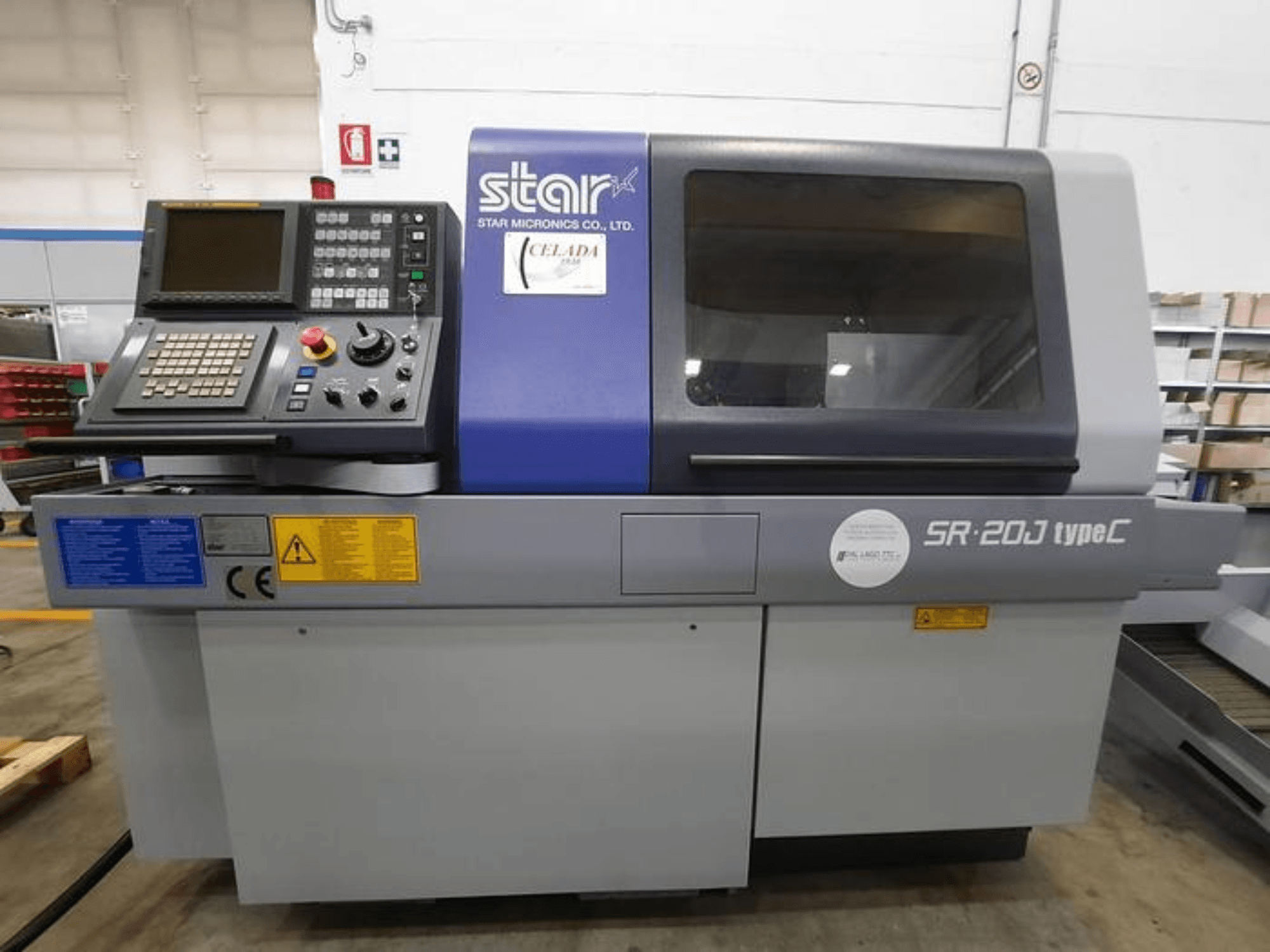 Star Micronics SR-20J typ C CNC-svarv, framifrån, med kontrollpanel och display, som visar manöverknappar.
