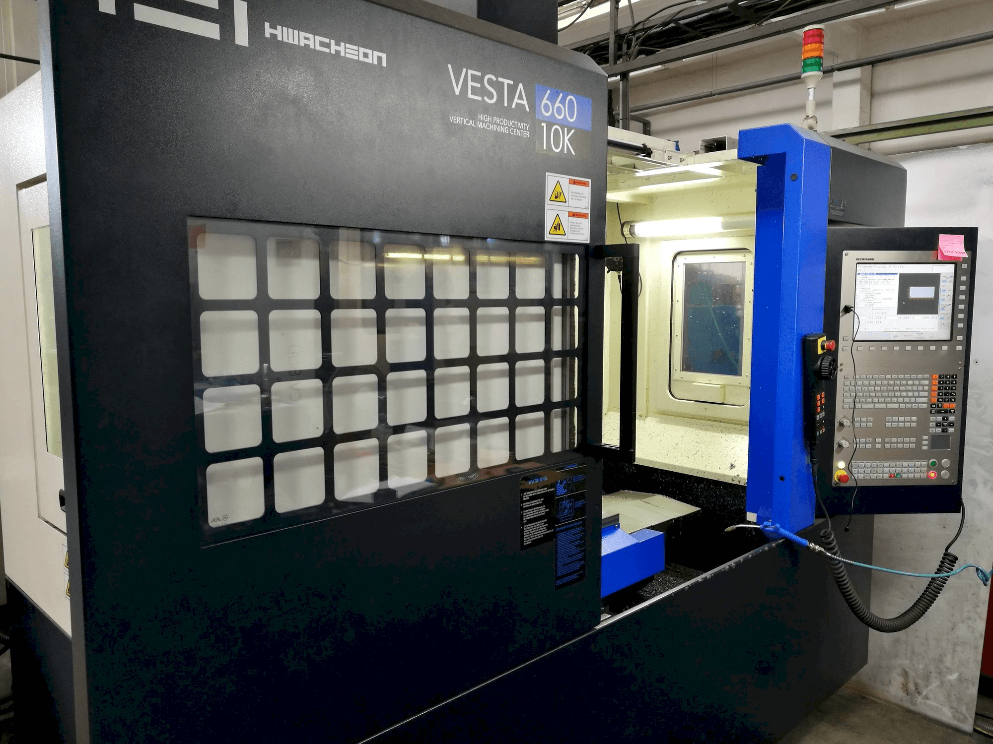 HWACHEON Vesta-600-maskinen framifrån