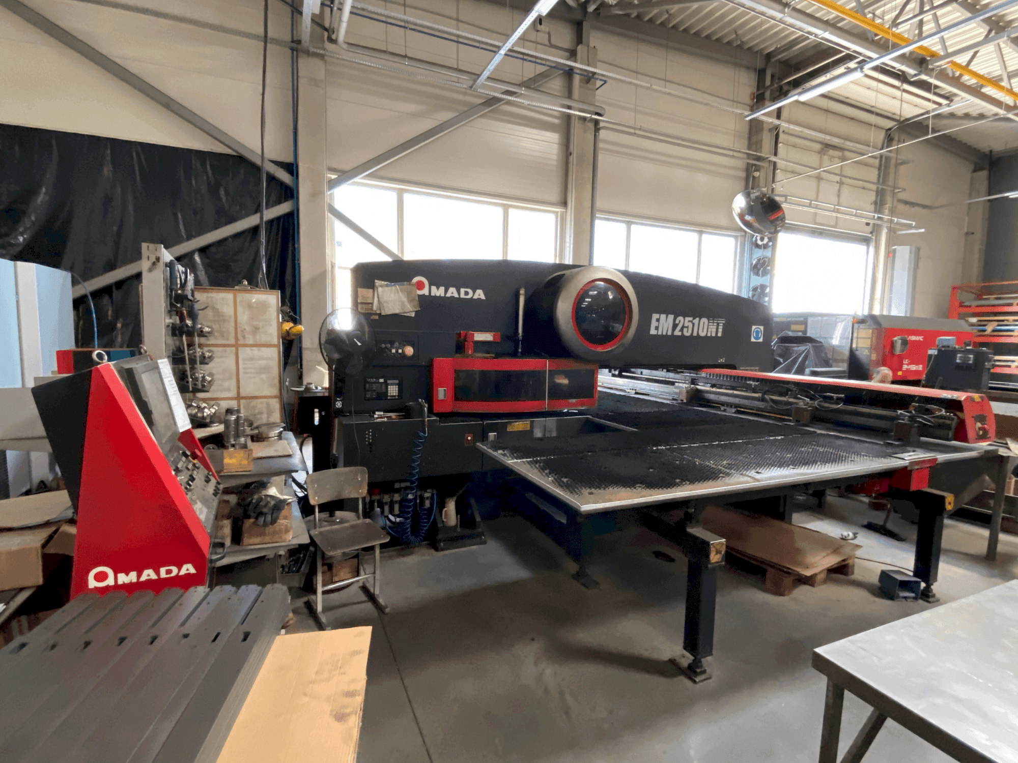 AMADA EM2510NT-maskinen framifrån