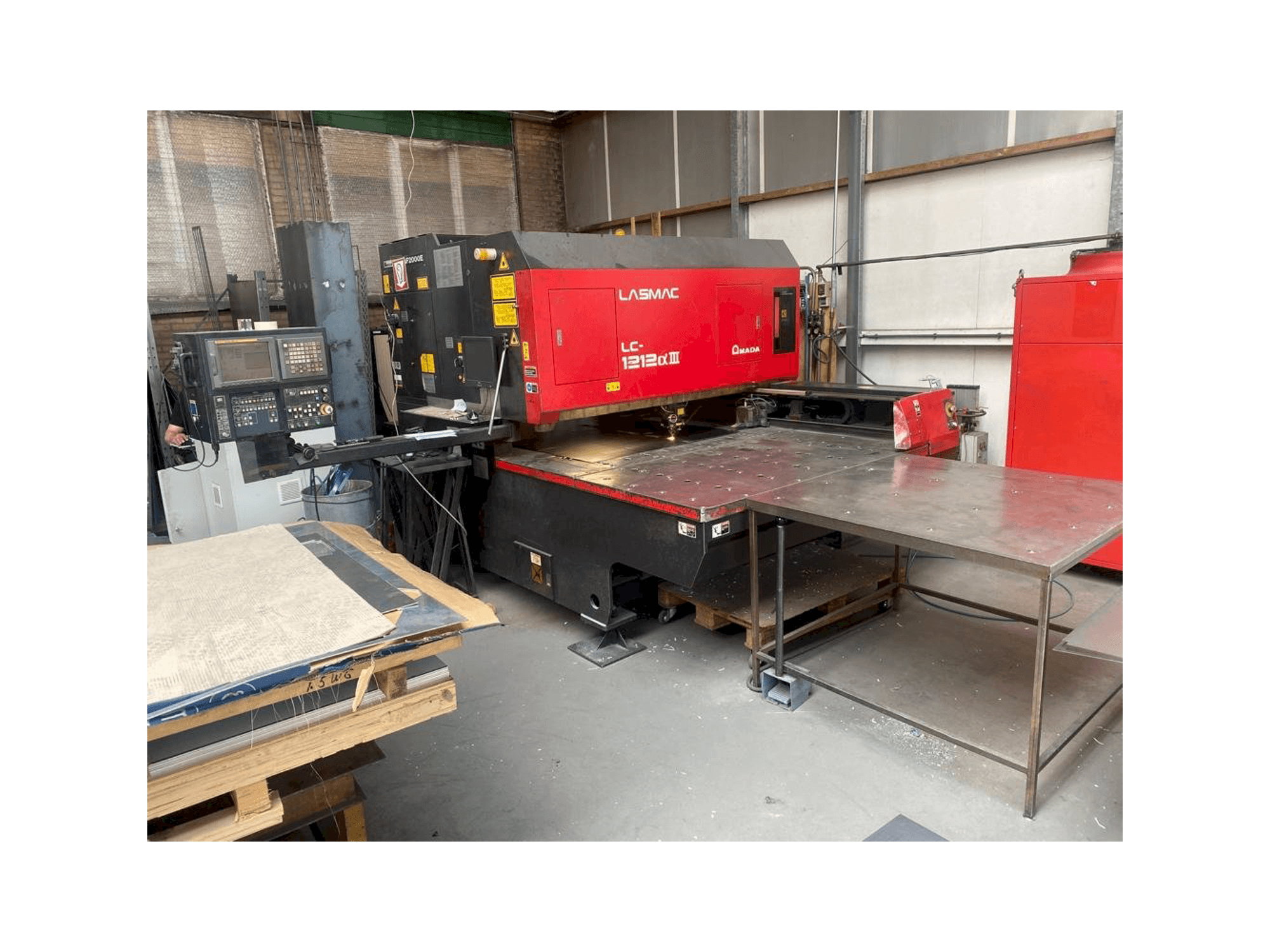 AMADA LC 1212 A3-maskinen framifrån