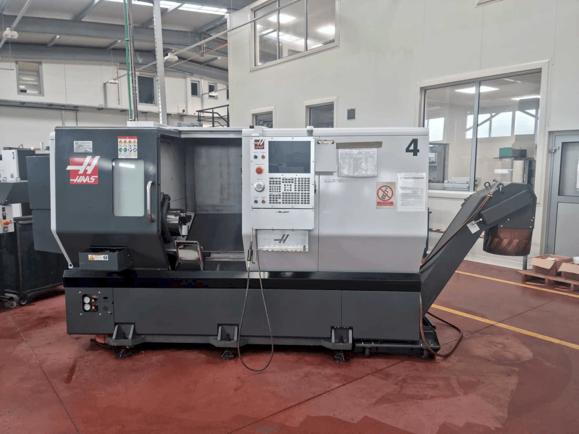 HAAS ST-30Y-maskinen framifrån