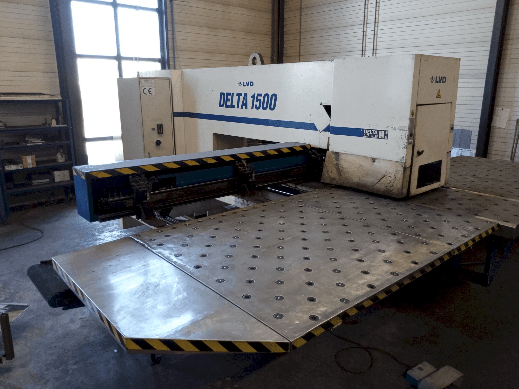 LVD DELTA 1500 LB-maskinen framifrån