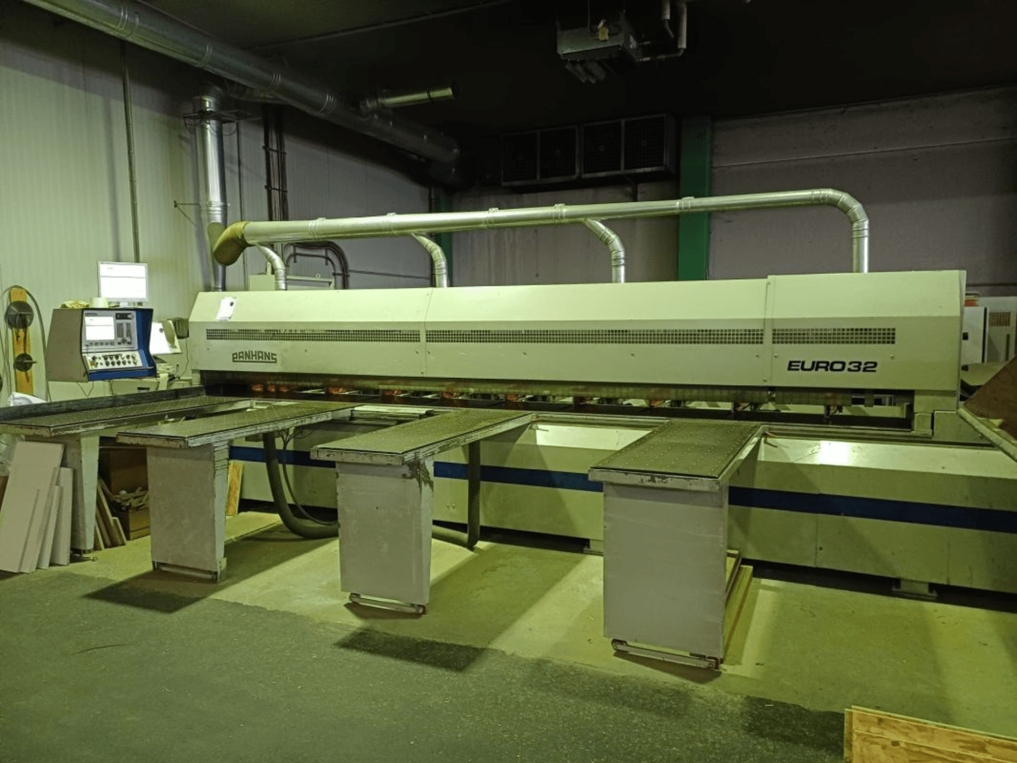 Alt text: PANHANS EURO 32 panelsåg med justerbara bord och kontrollpanel i industriell miljö, sedd framifrån.