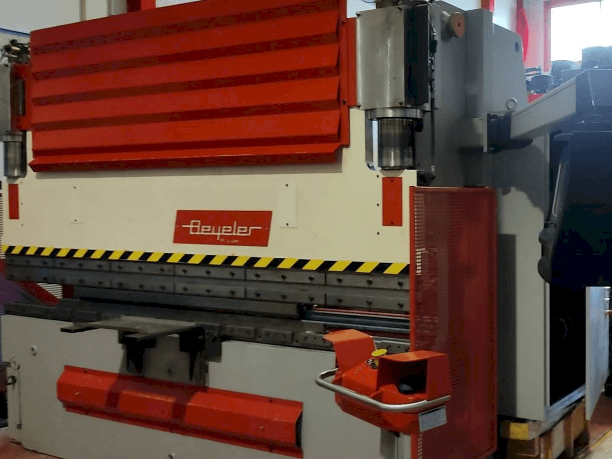 BEYELER PR6 1500 x 3100-maskinen framifrån