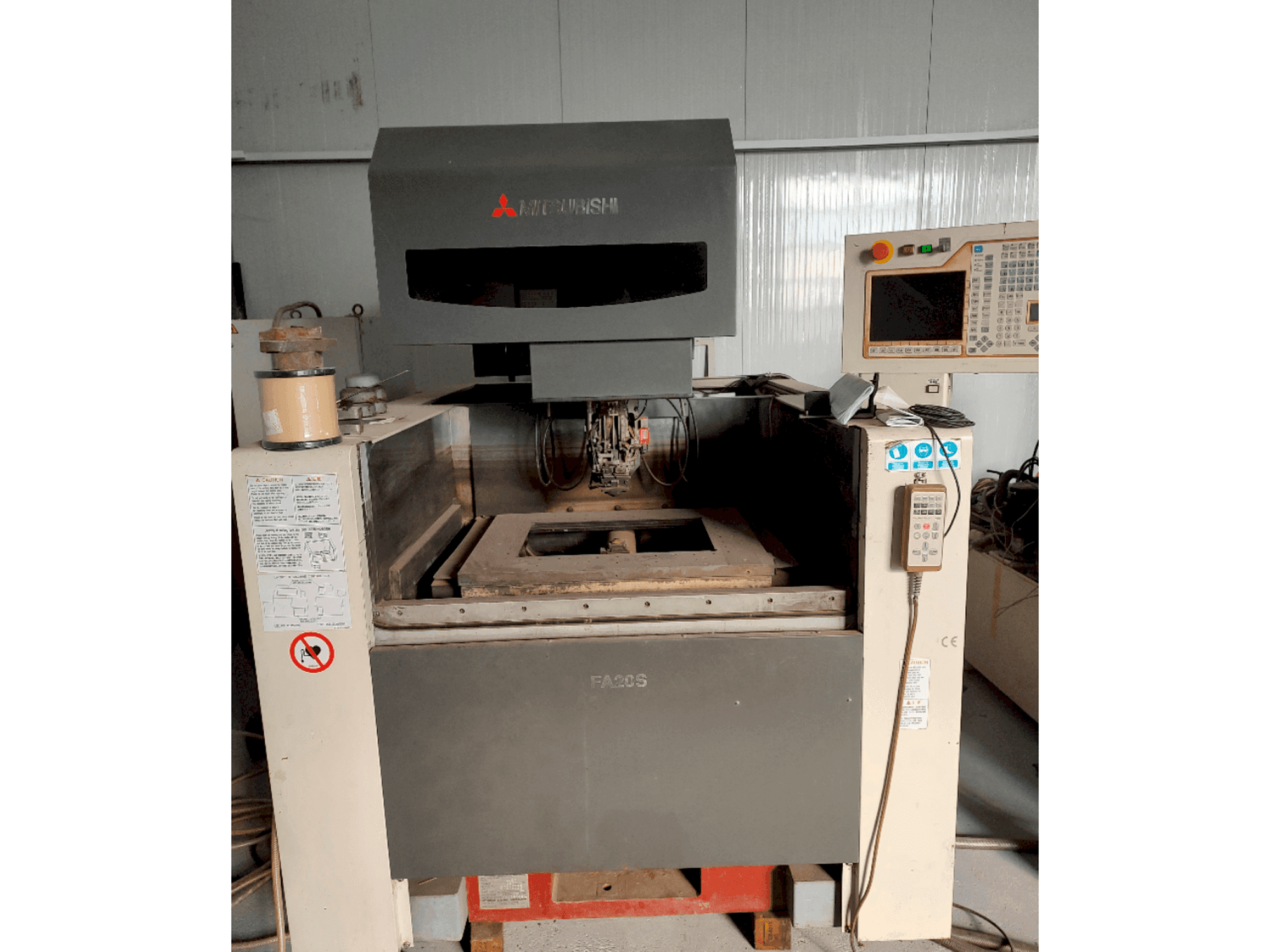 Mitsubishi FA20SM-maskinen framifrån