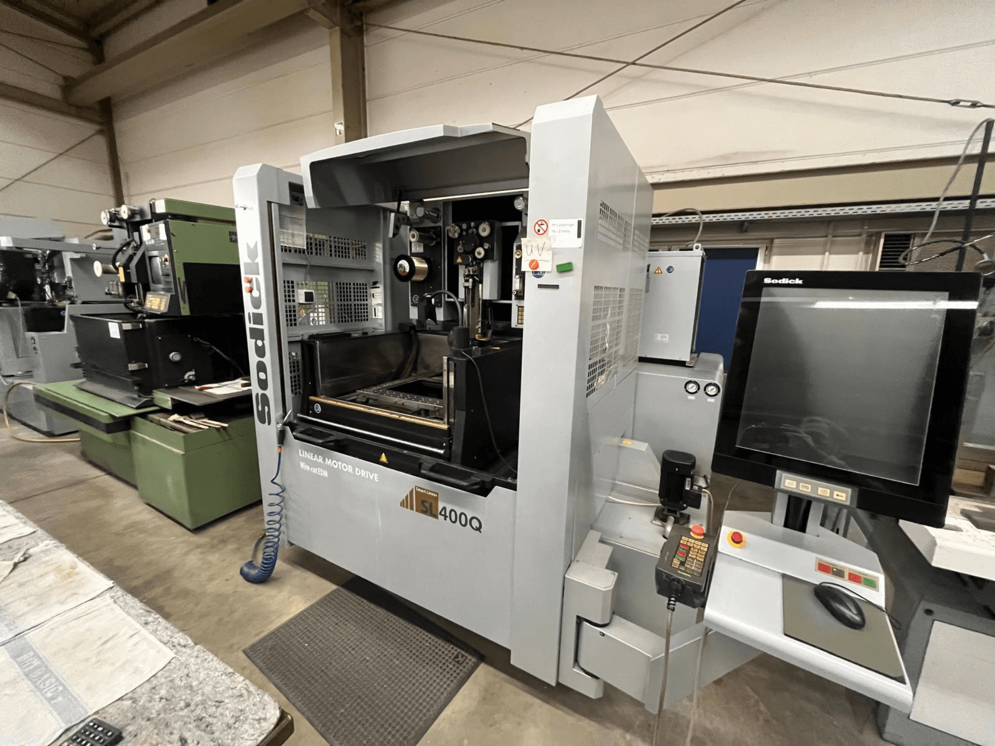Sodick SL400Q linjär motordriven CNC-maskin, framifrån med digital kontrollpanel och display i en verkstadsmiljö.
