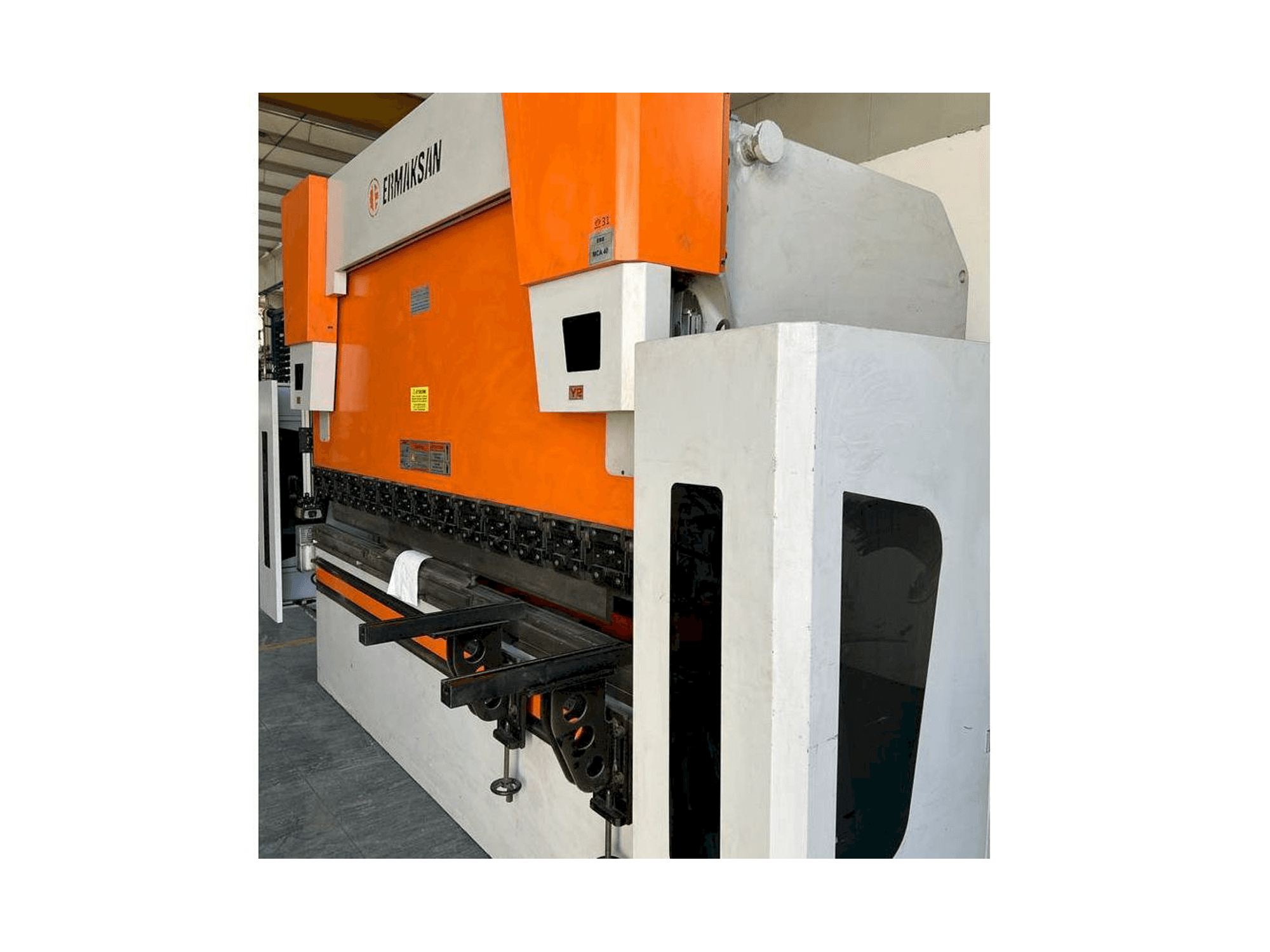 ERMAKSAN Speed Bend Pro 3100x175-maskinen framifrån