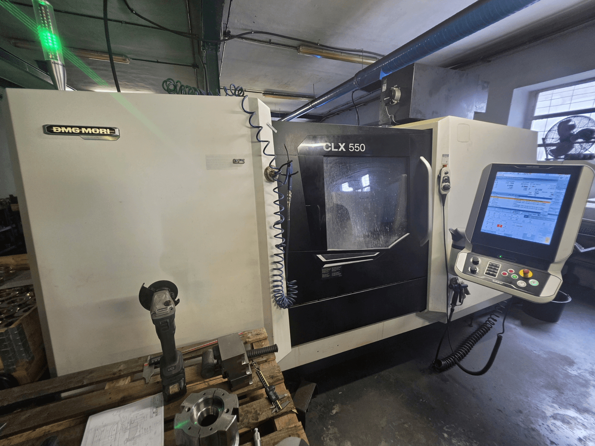 DMG MORI CLX 550 V3 horisontell svarv, framifrån sett med kontrollpanel, skärverktyg och maskinhölje.