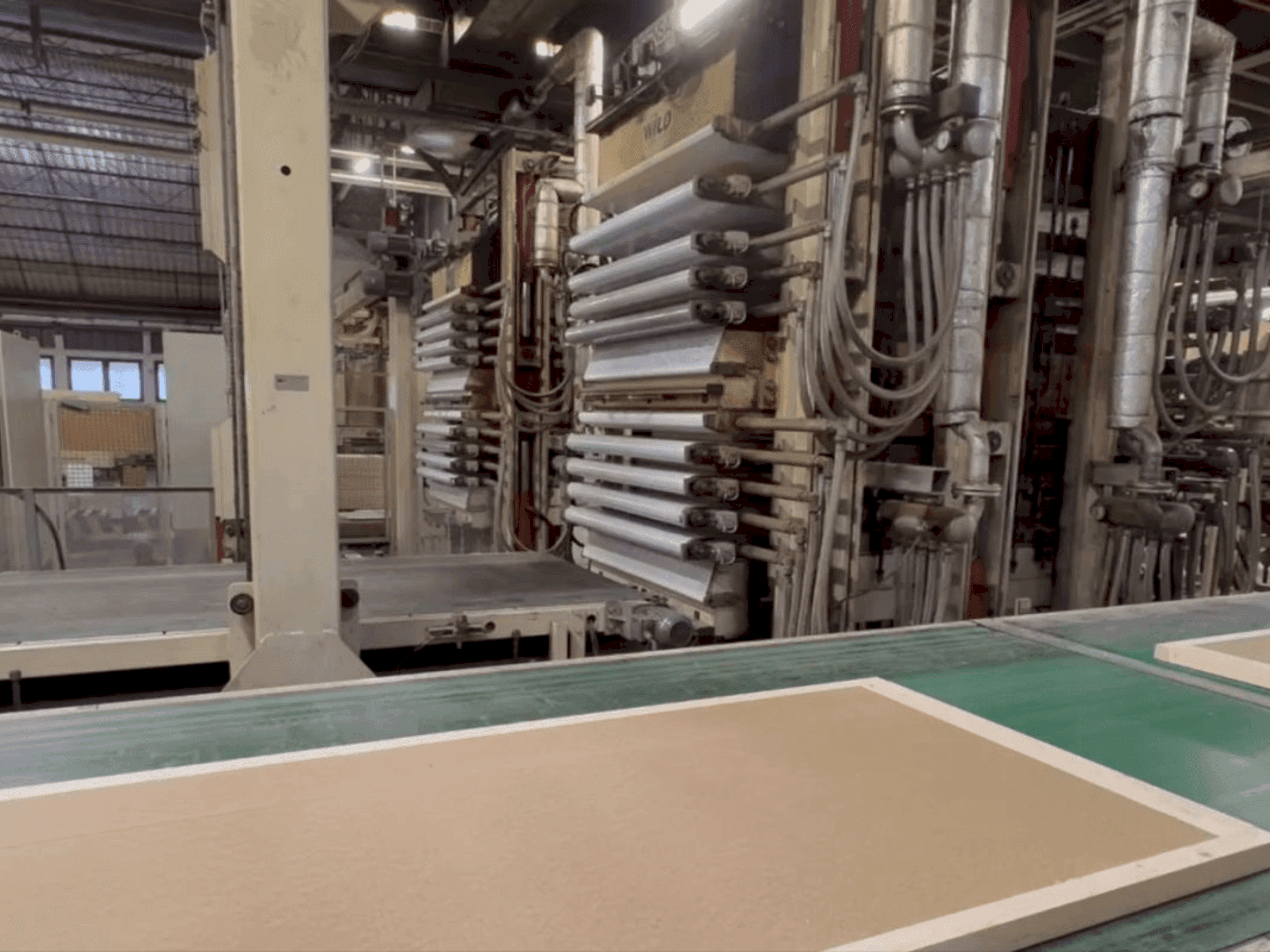 WILD Door leaf press line-maskinen framifrån