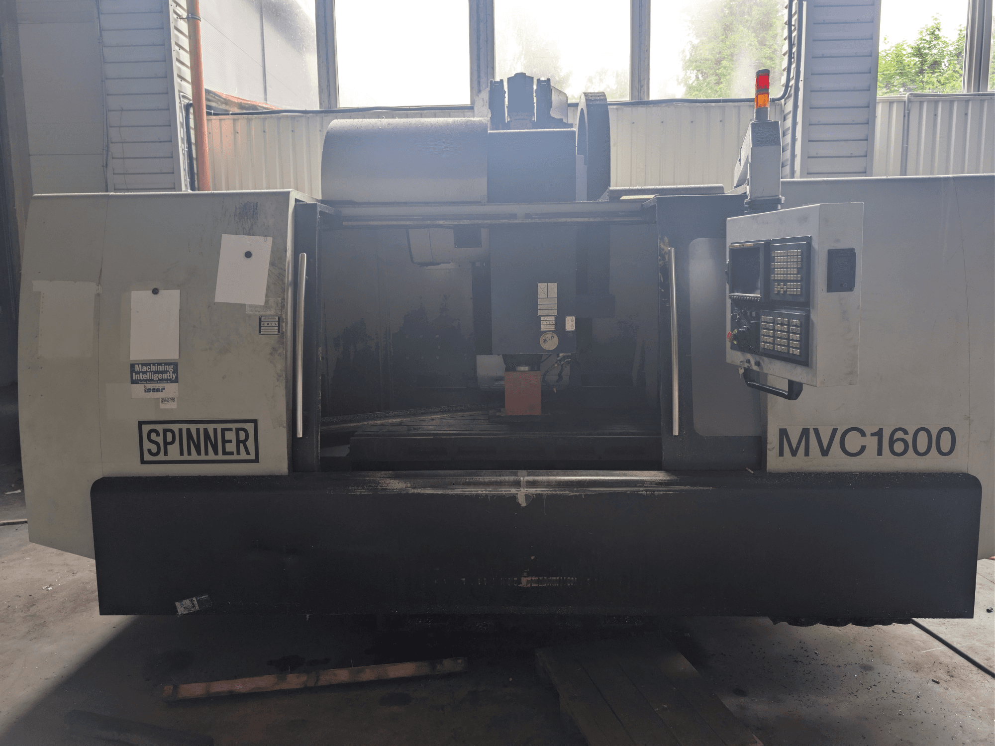 SPINNER MVC-1600 vertikalt bearbetningscenter, framifrån, visar kontrollpanelen och bearbetningsområdet. Lämpligt för precisionsbearbetning.