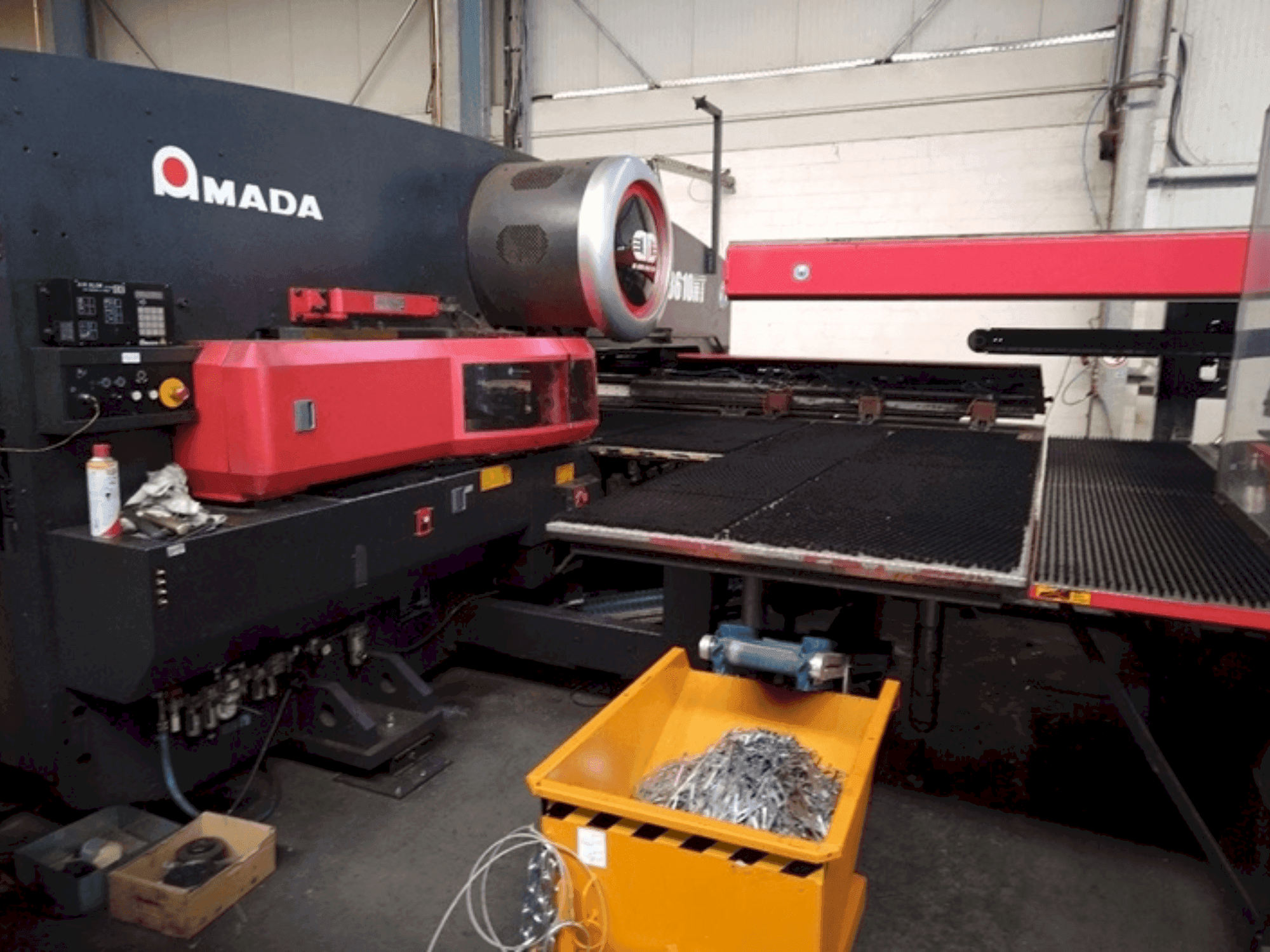AMADA EMZ 3510 NT-maskinen framifrån