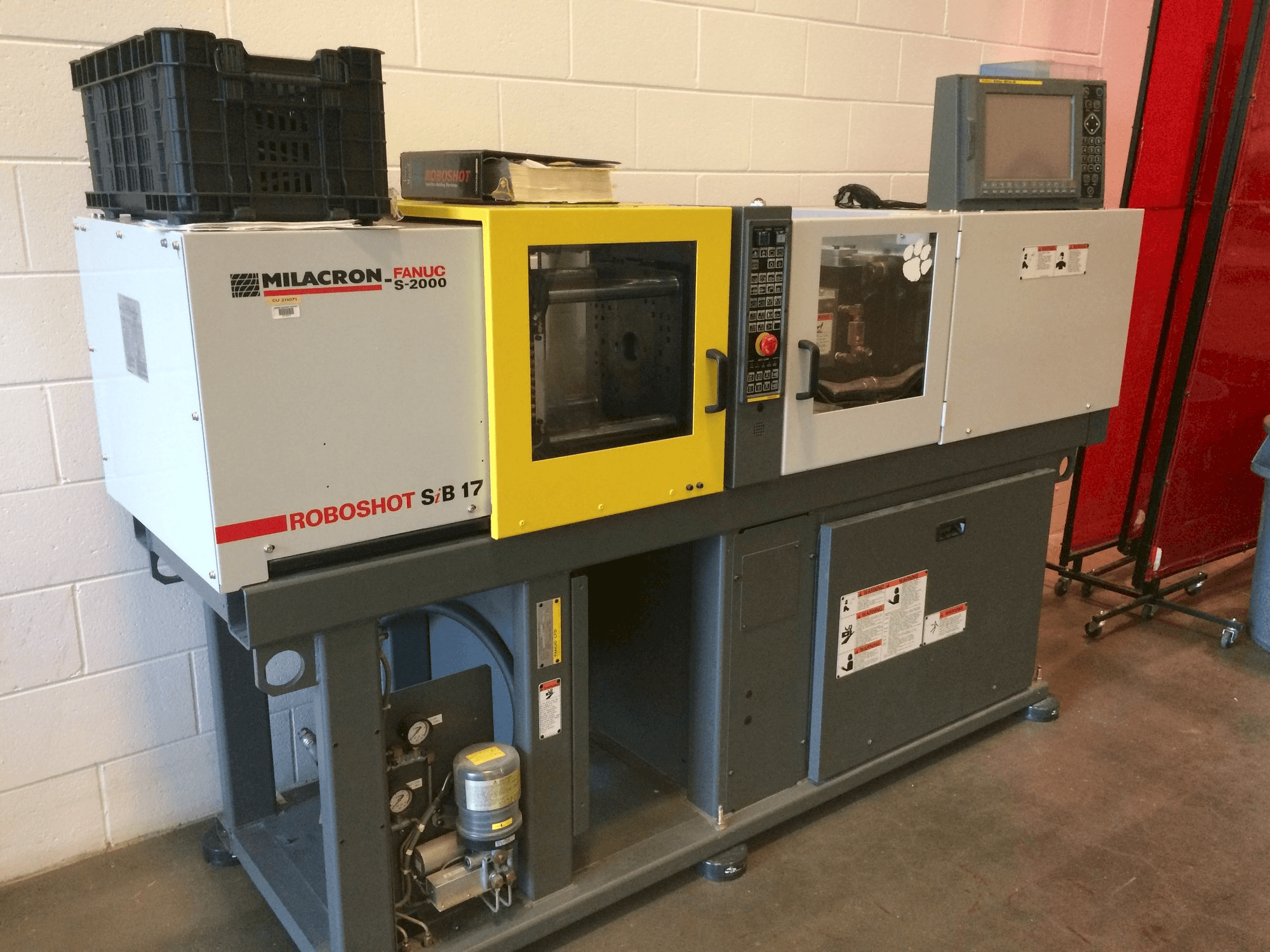 Milacron Roboshot S-2000i15A-maskinen framifrån