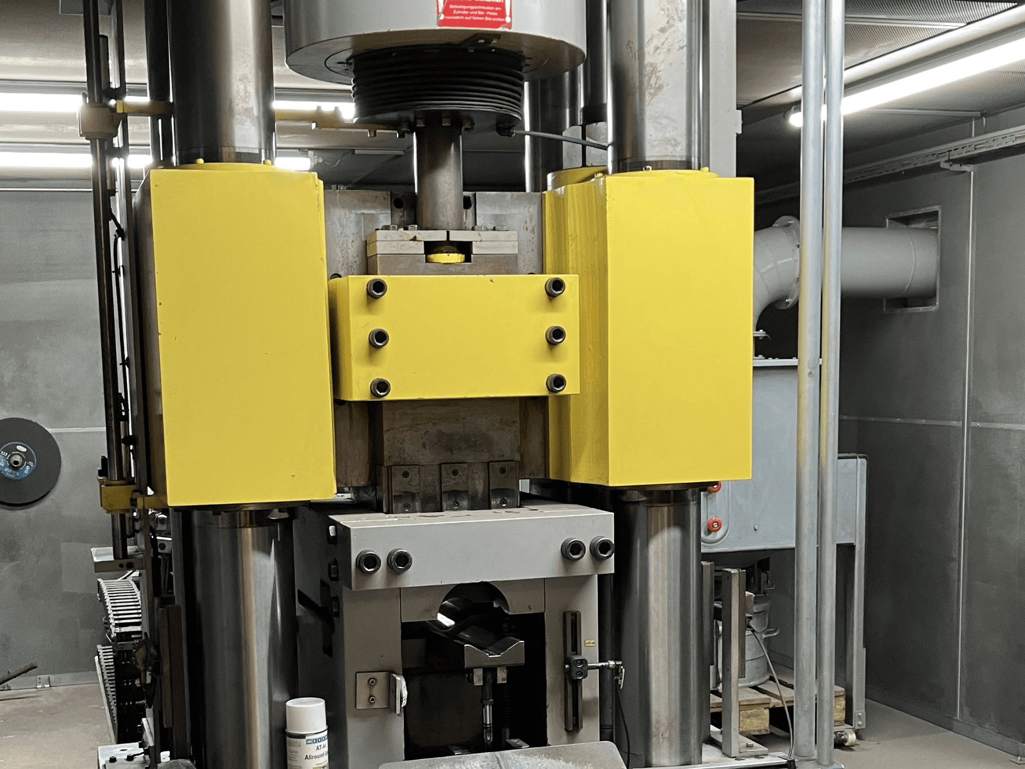 WINTER VSP 350 hydraulisk press i sidovy, med gula och grå element, med synliga hydraulcylindrar och reglage.