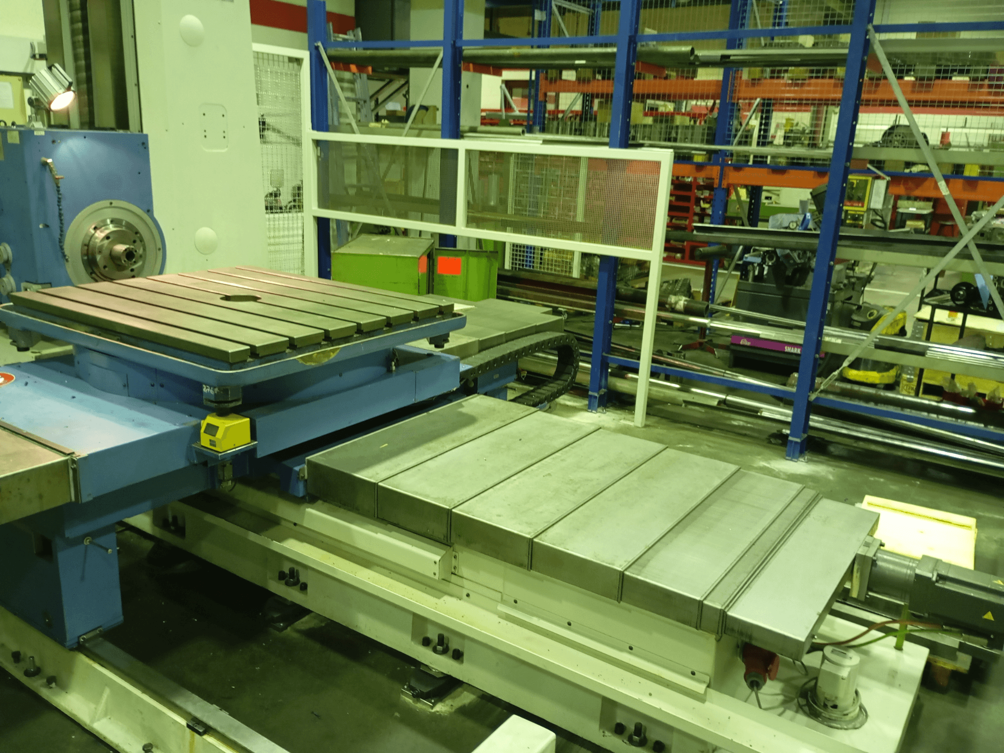 Union Karl Marx Stadt BFT90/5 MSC borrmaskin, vy framifrån; har ett stort plant bord, motoriserad bas och metallstruktur.