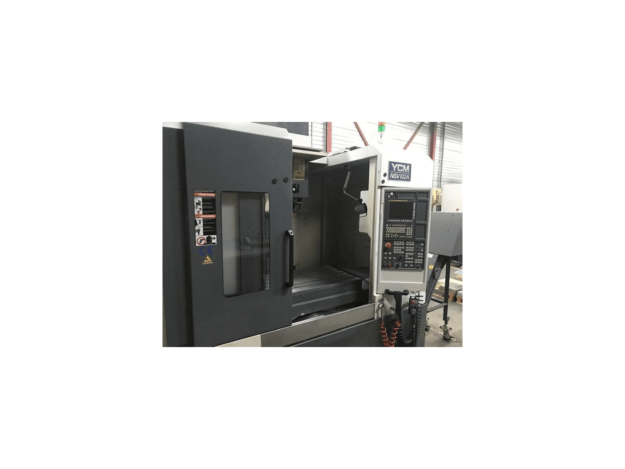 YCM NSV102A-maskinen framifrån