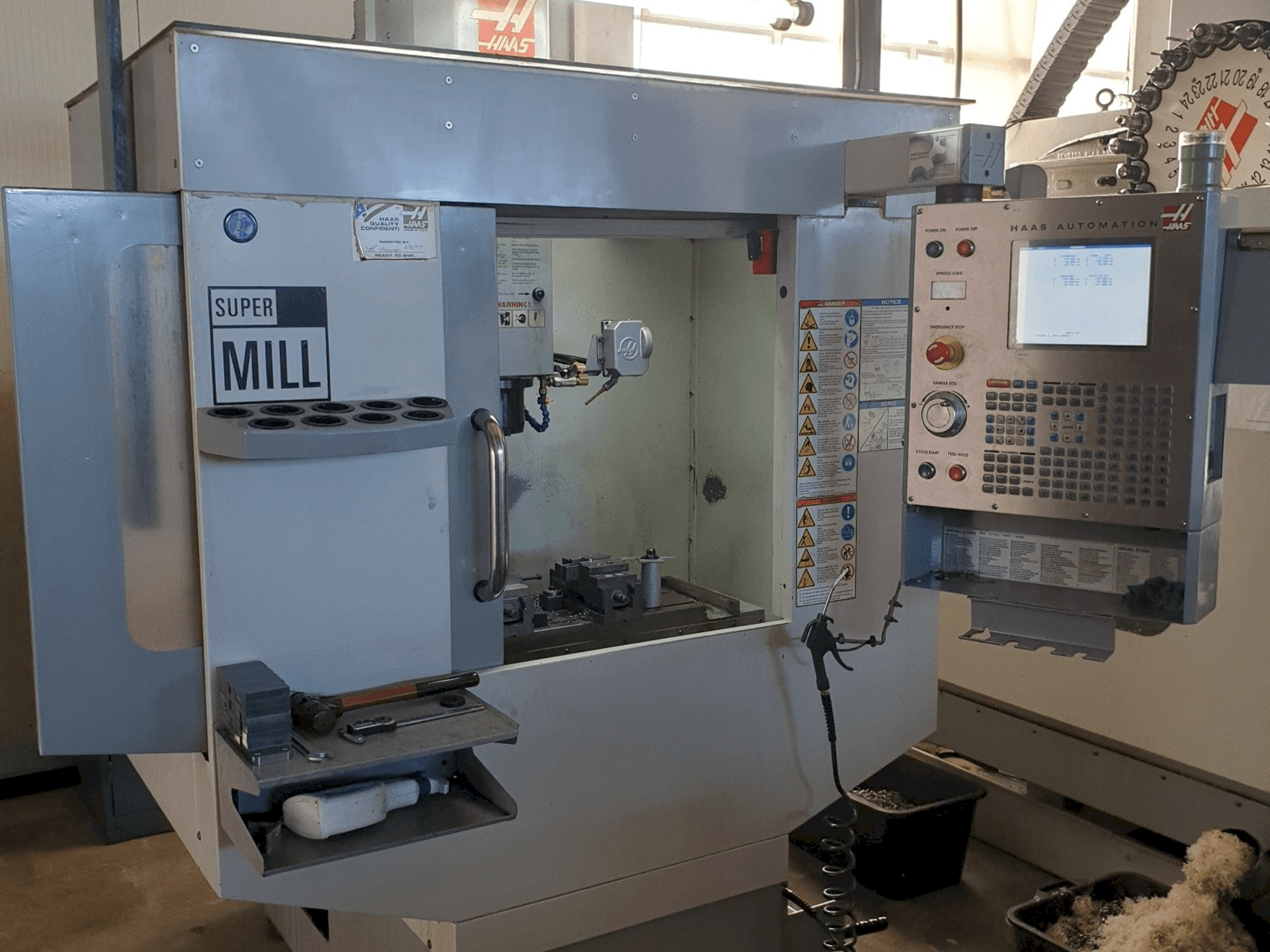HAAS SUPER MINI MILL-maskinen framifrån