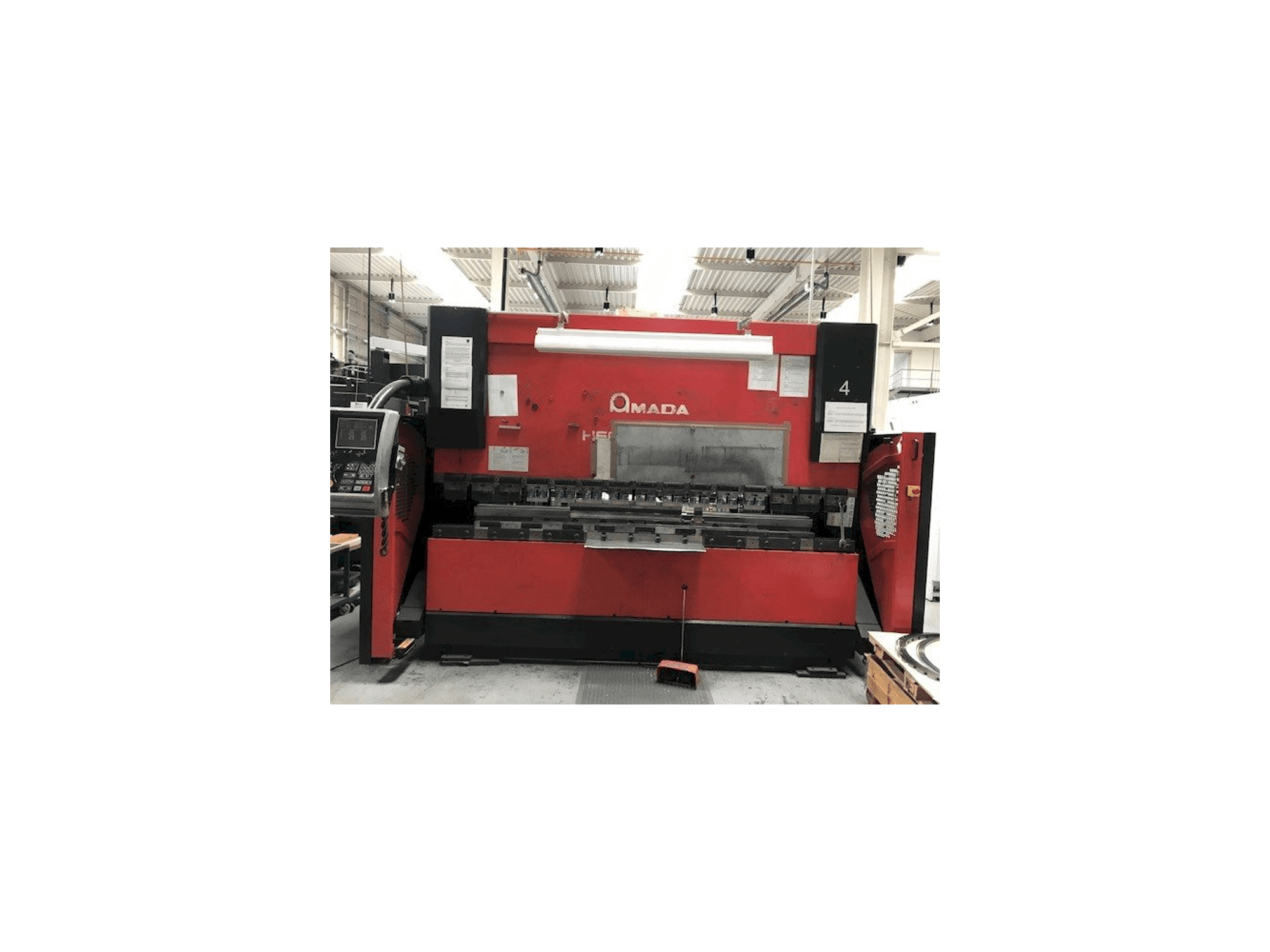 AMADA HFE 100-3-maskinen framifrån