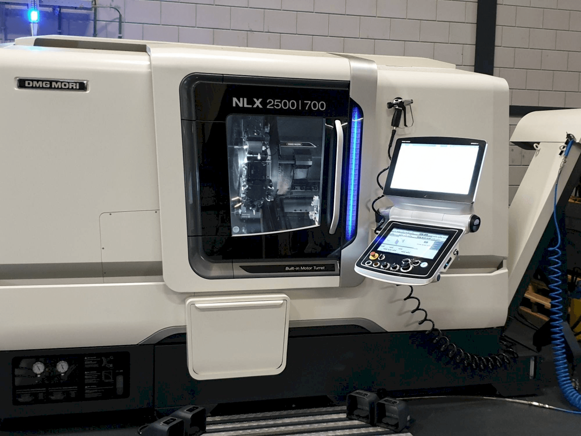 DMG MORI NLX2500 / 700 SY-maskinen framifrån