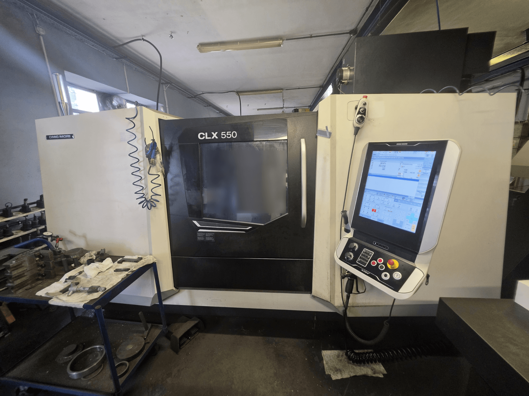 DMG MORI CLX 550 V3 horisontell svarv, framifrån, där man ser kontrollpanelen och arbetsområdet med verktyg.